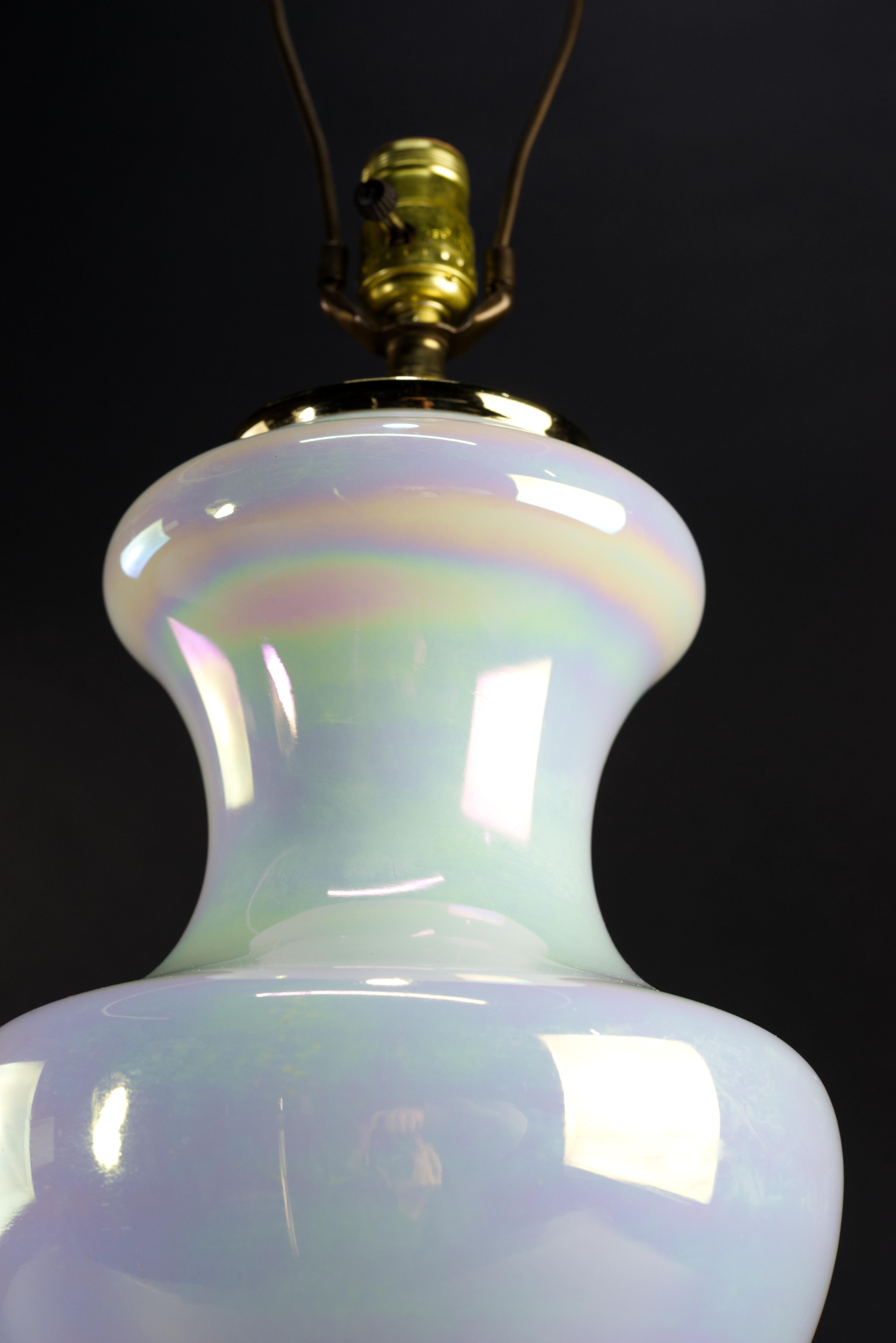 Lampe de bureau mi-siècle moderne en verre irisé finition perle en vente 5