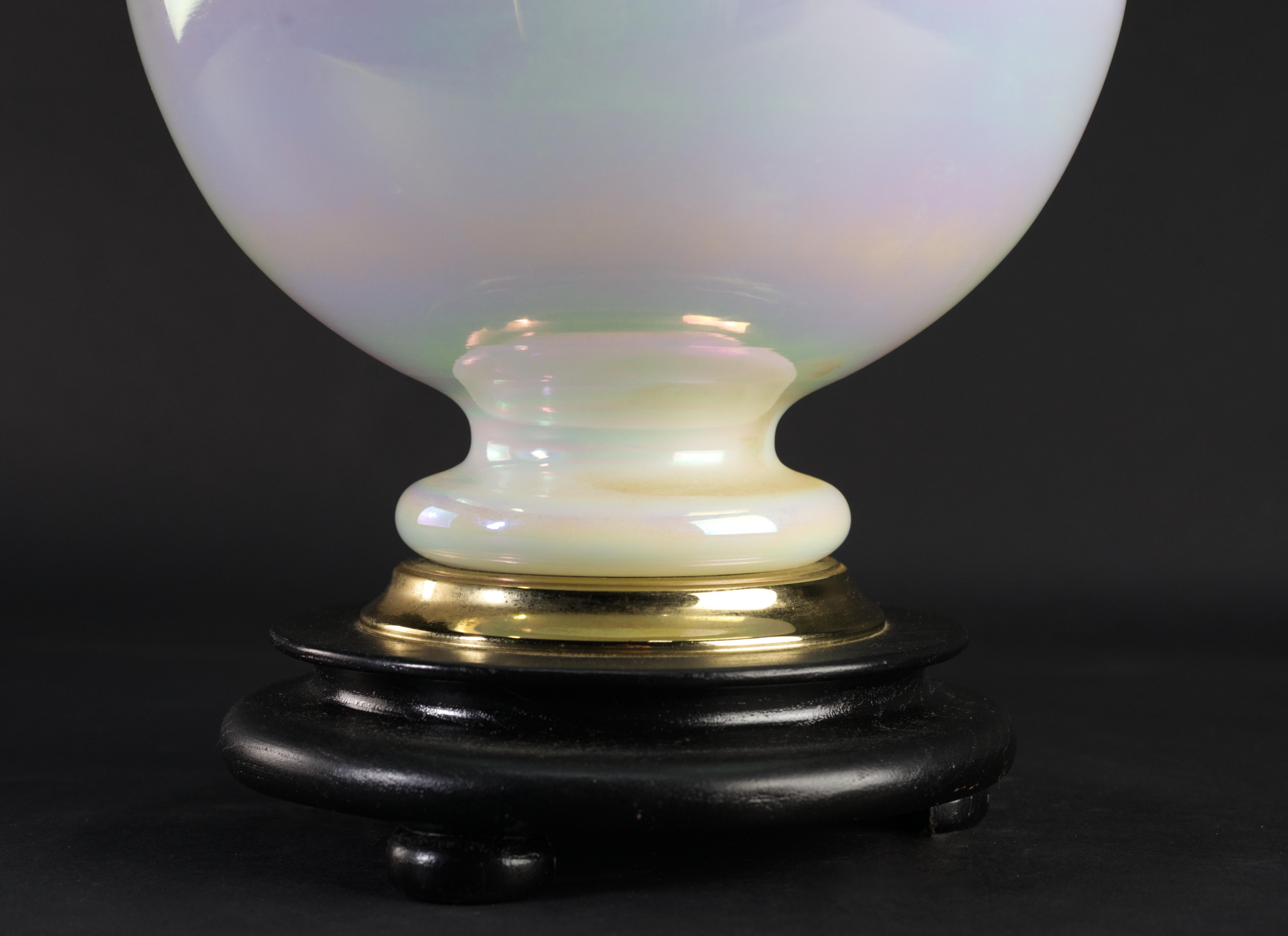 Lampe de bureau mi-siècle moderne en verre irisé finition perle en vente 6