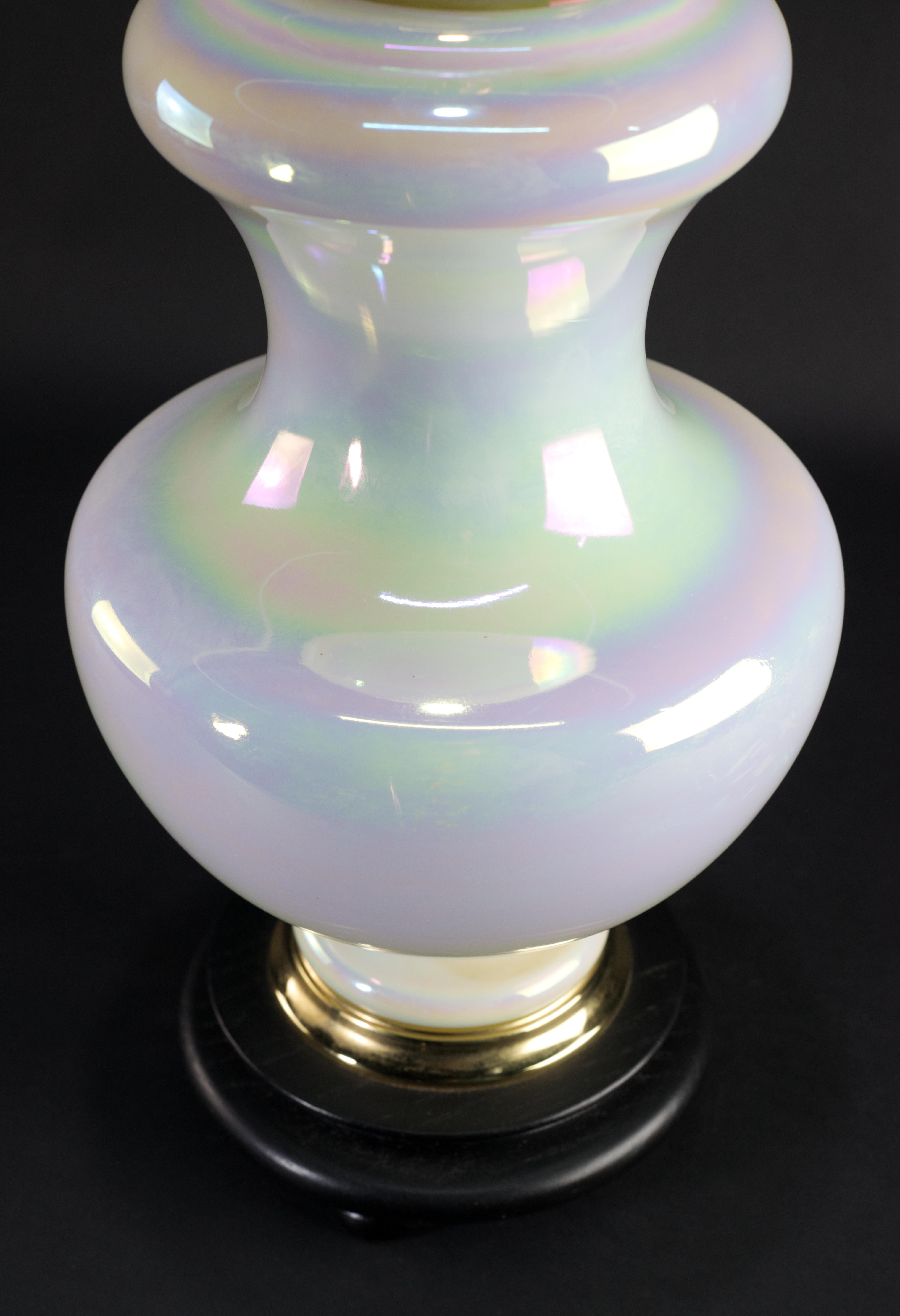 Lampe de bureau mi-siècle moderne en verre irisé finition perle en vente 7