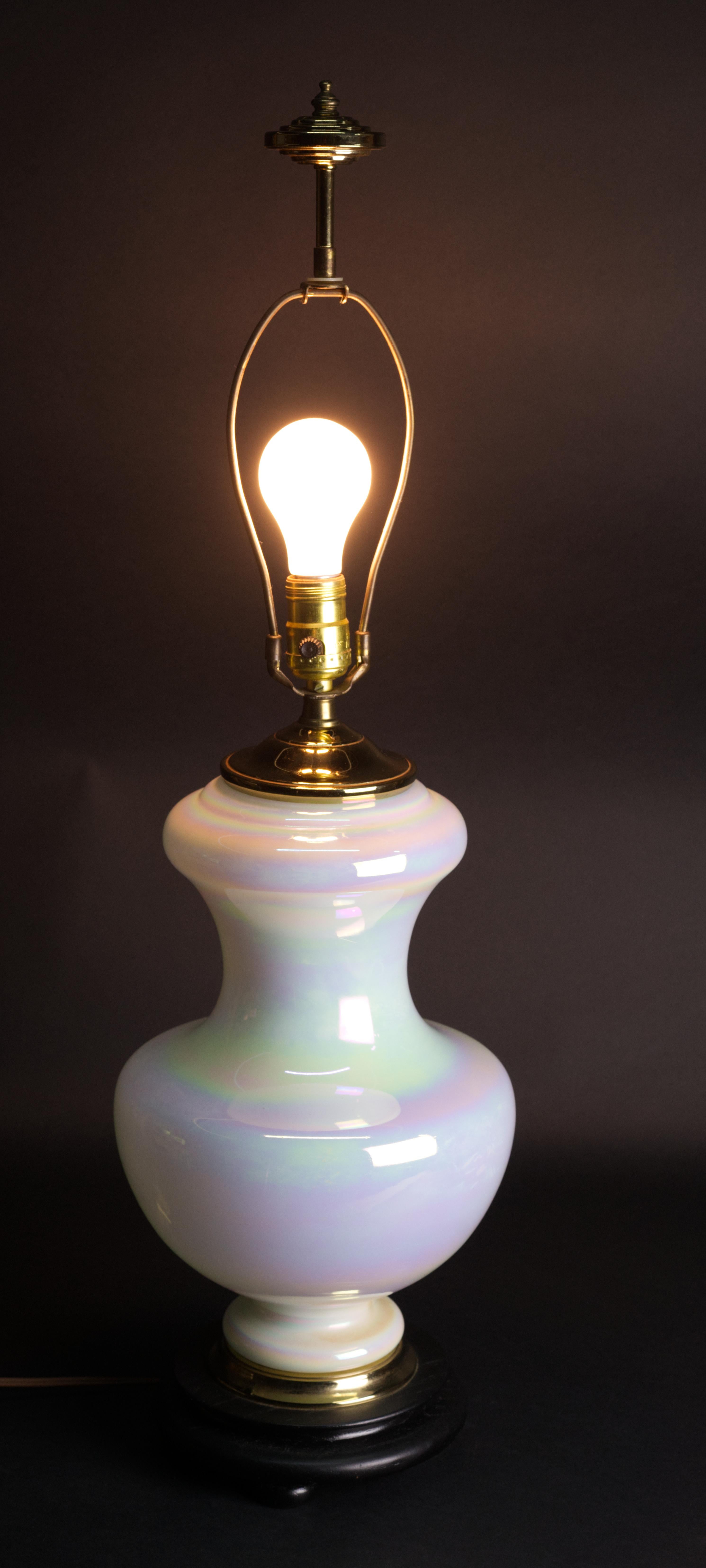Lampe de bureau mi-siècle moderne en verre irisé finition perle en vente 8