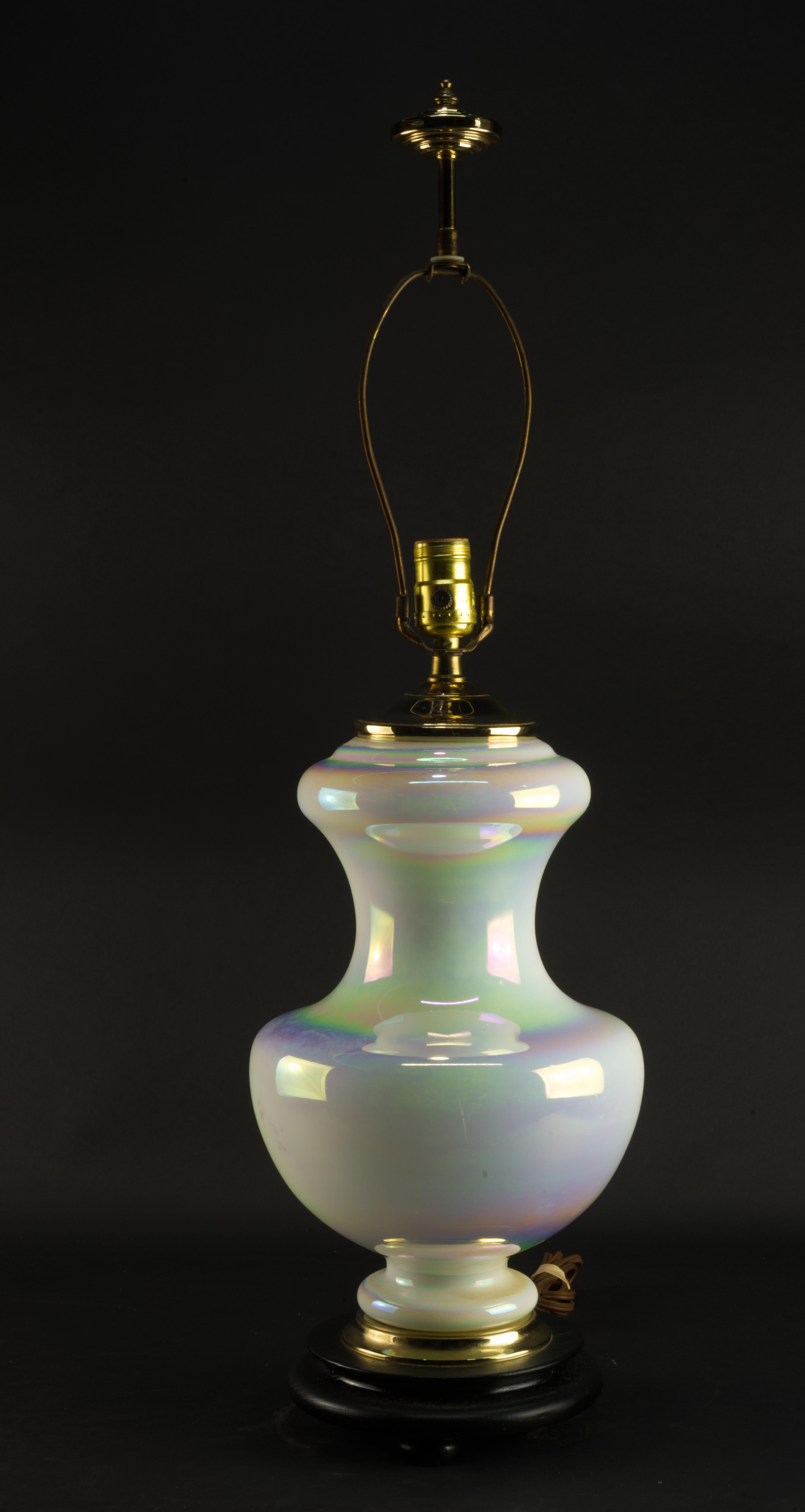 Moderne Lampe de bureau mi-siècle moderne en verre irisé finition perle en vente