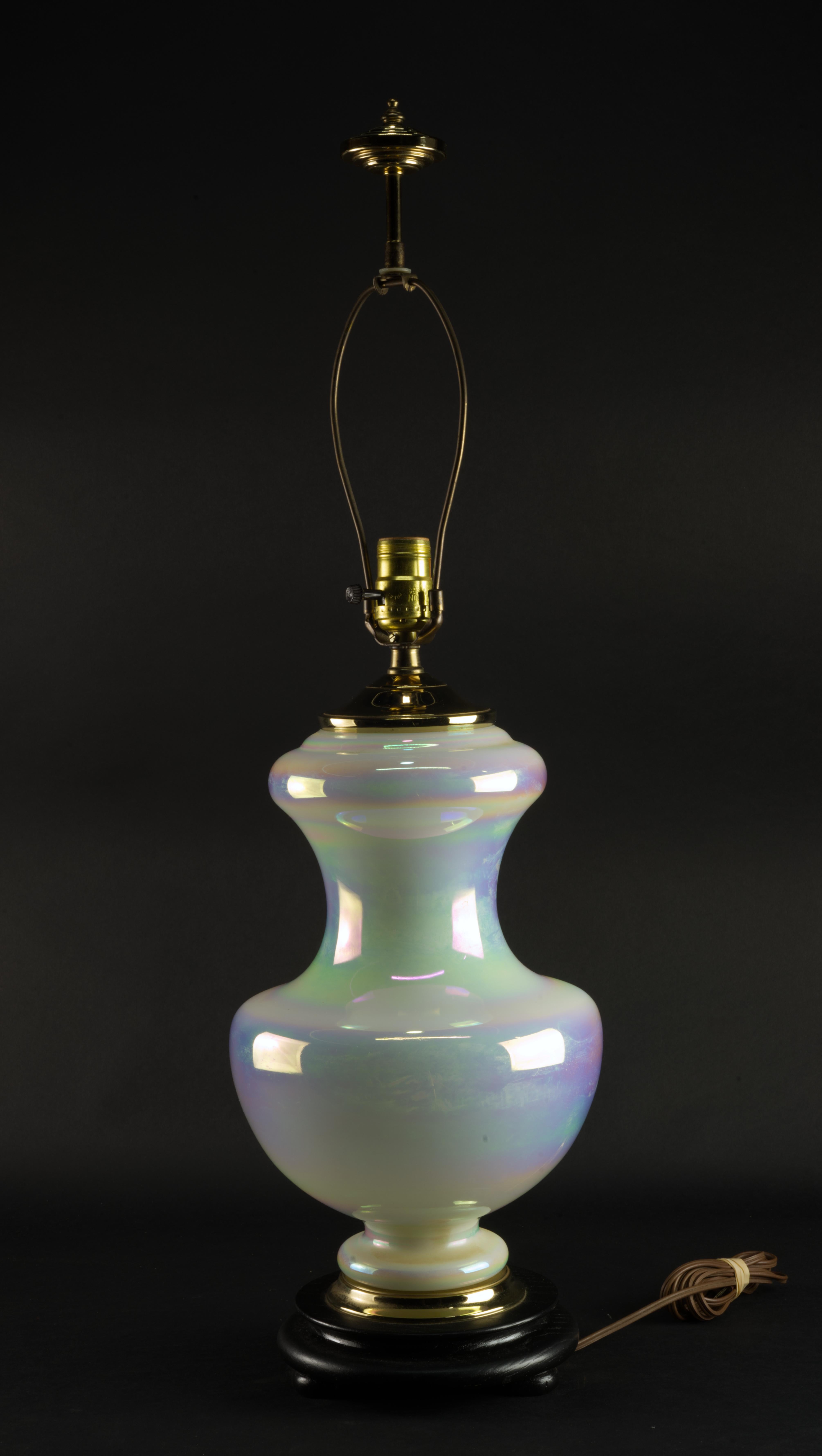 Iridescent Pearl Finish Glass Table Lamp Mid Century Modern In Good Condition For Sale In Clifton Springs, NY