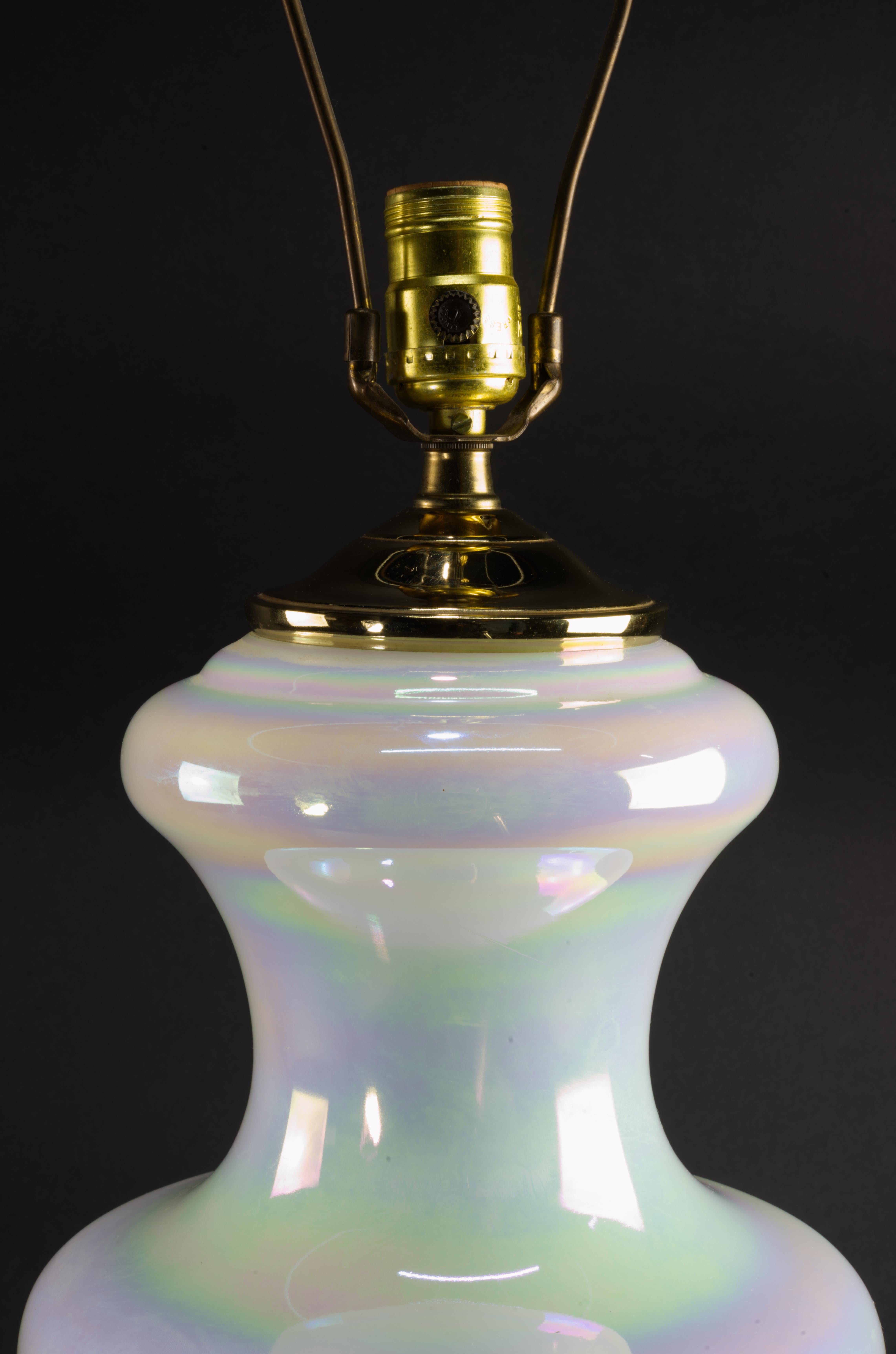 Lampe de bureau mi-siècle moderne en verre irisé finition perle en vente 2