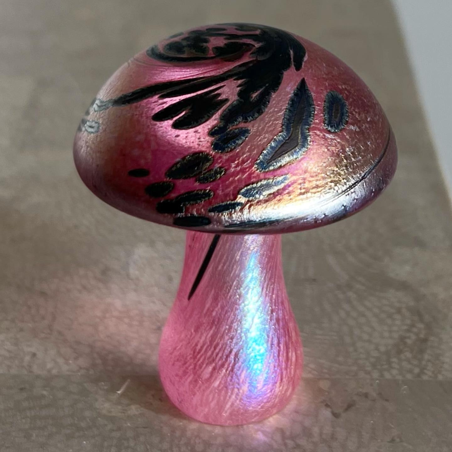 Iridescent Pink Art Glass Mushroom Objet d’art, Early Aughts In Good Condition In View Park, CA