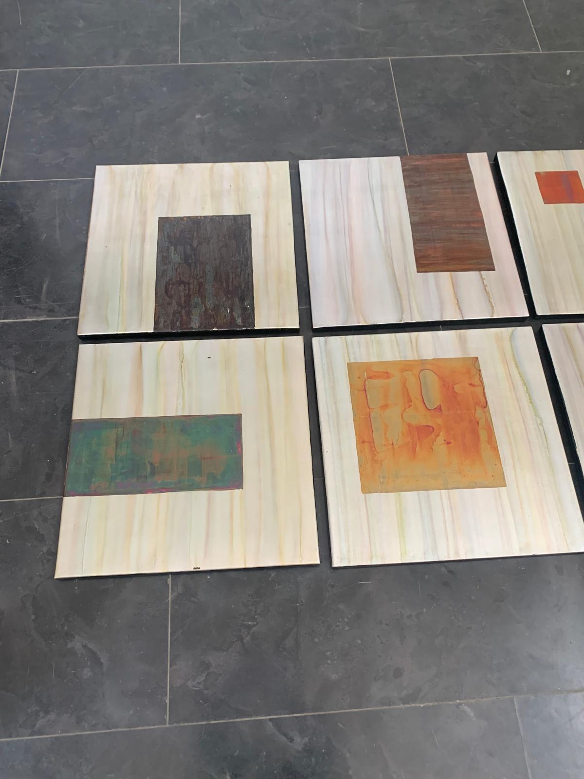 Satz von 10 verpackten Tafeln, bemalt mit Metallicfarben mit Schillereffekt. Sie können nach Belieben angeordnet werden, da die Befestigungsklammern auf der Rückseite Flexibilität zulassen.
Jede Tafel ist 60x60 cm groß.
