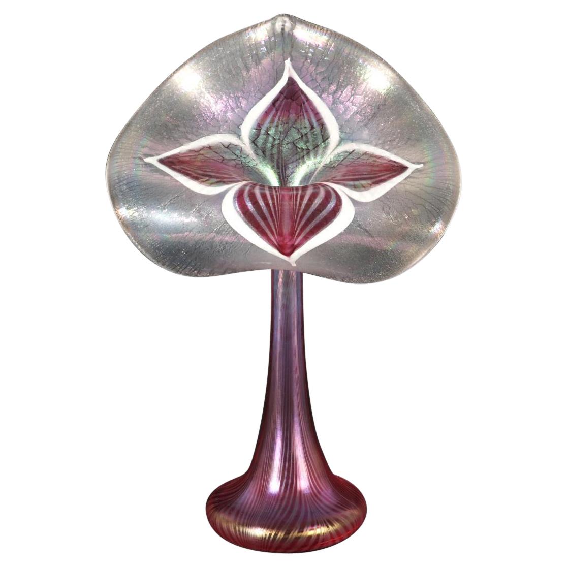 Iridescent Pulled Feather Jack in der Pulpit Vase / Signiert Stuart Abelman 1999