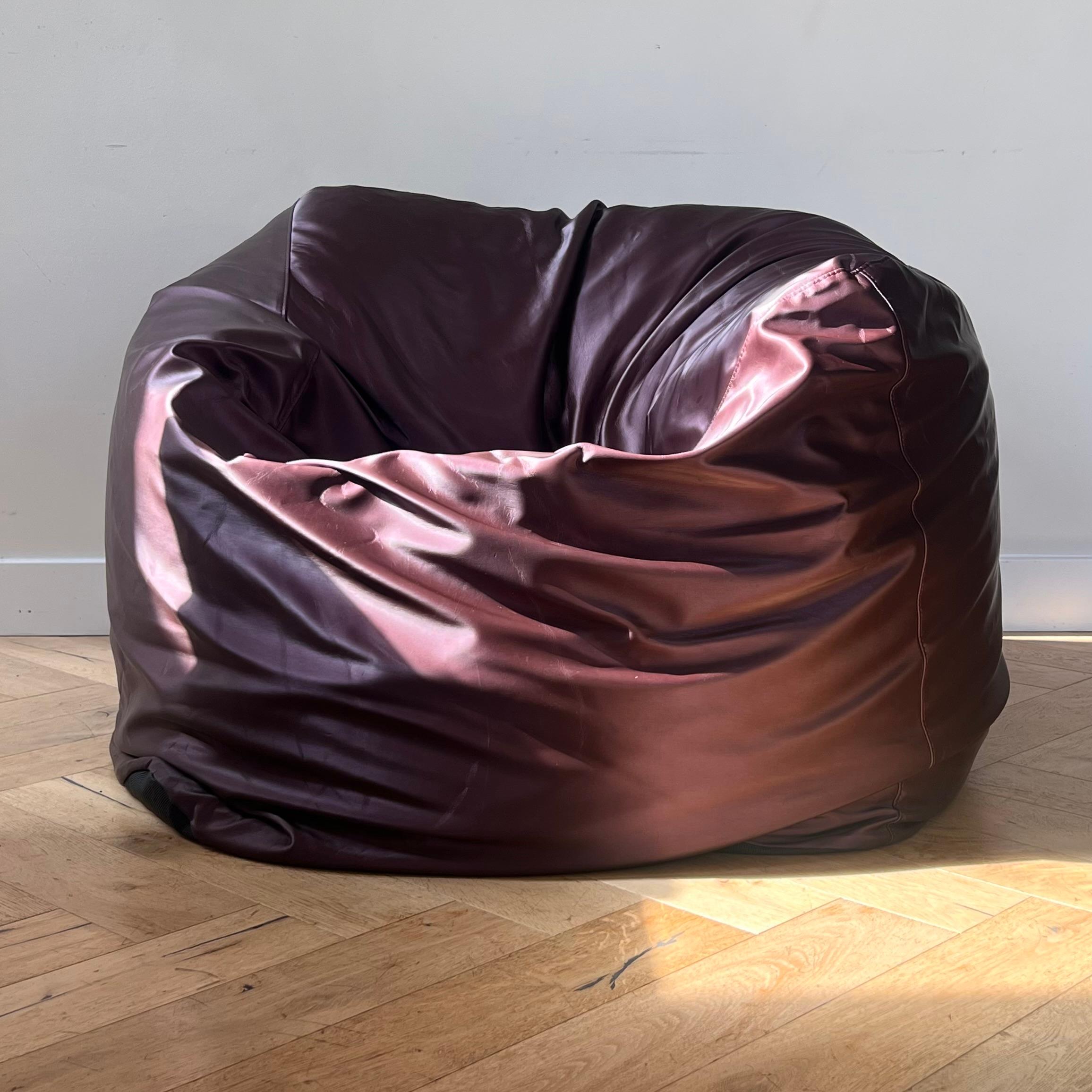 An iridescent eggplant purple vinyl beanbag chair by Ligne Roset, made in France early 21st century. Of amorphous cube shape with textured gripping underside. With tag. Pick up in central west Los Angeles or we ship worldwide.
40