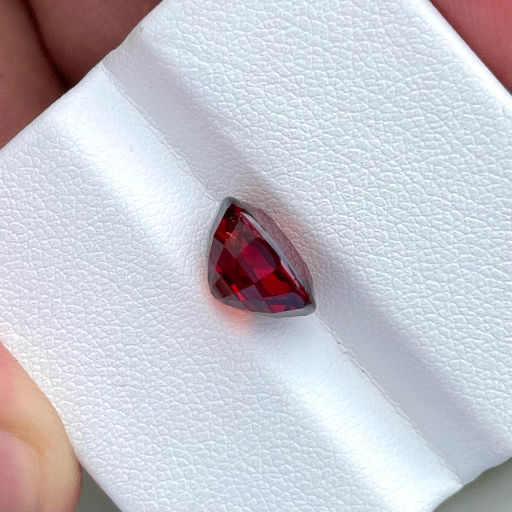 Iridescent Red Spessartite Garnet 6.15 carats Fancy Oval Cut Tanzanian Gemstone In New Condition In Bangkok, TH