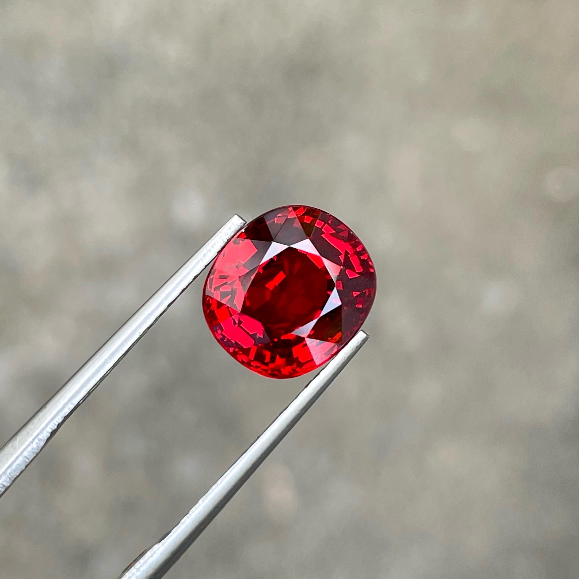Women's or Men's Iridescent Red Spessartite Garnet 6.15 carats Fancy Oval Cut Tanzanian Gemstone