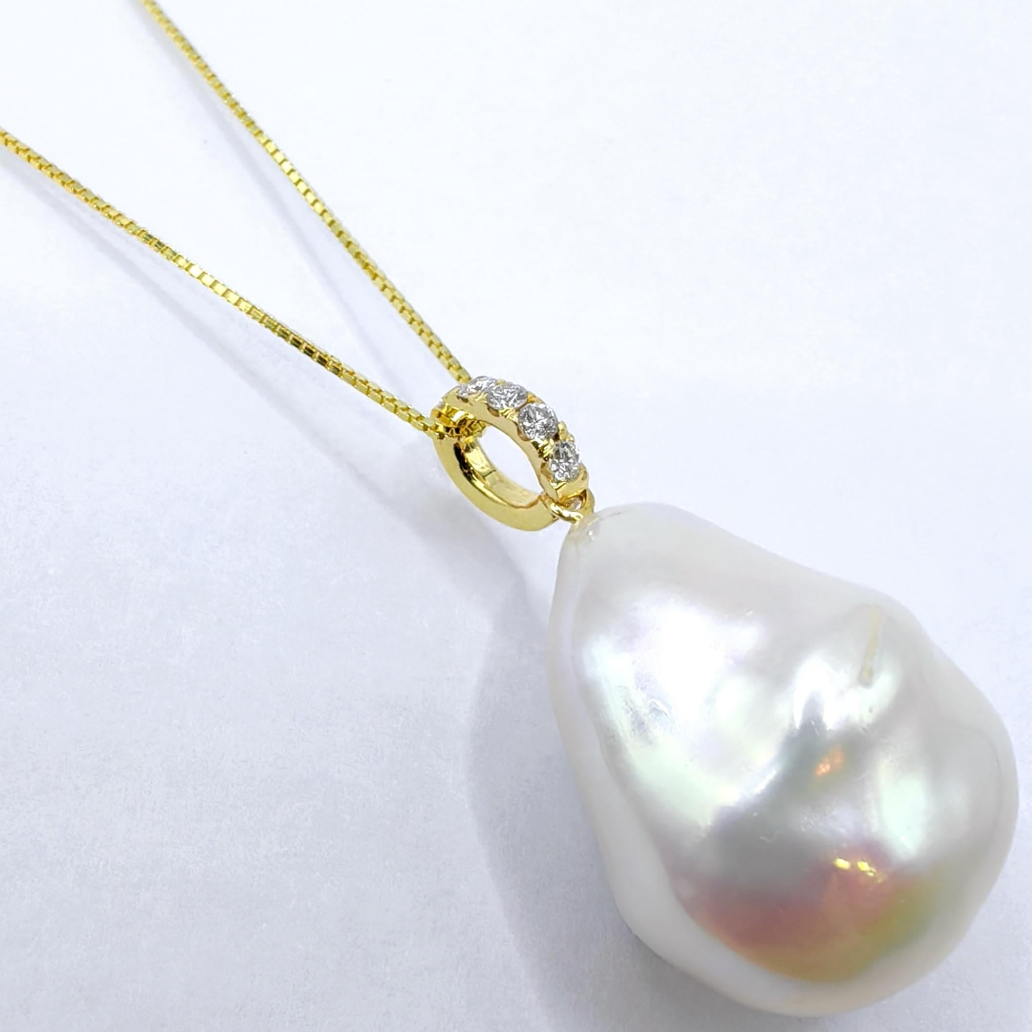 Luminoso e raffinato, questo ciondolo con perla barocca bianca iridescente e diamante in oro giallo 18 carati celebra la bellezza dell'eleganza organica. Il pezzo forte, una perla barocca d'acqua dolce coltivata da 27,10 carati, risplende con una