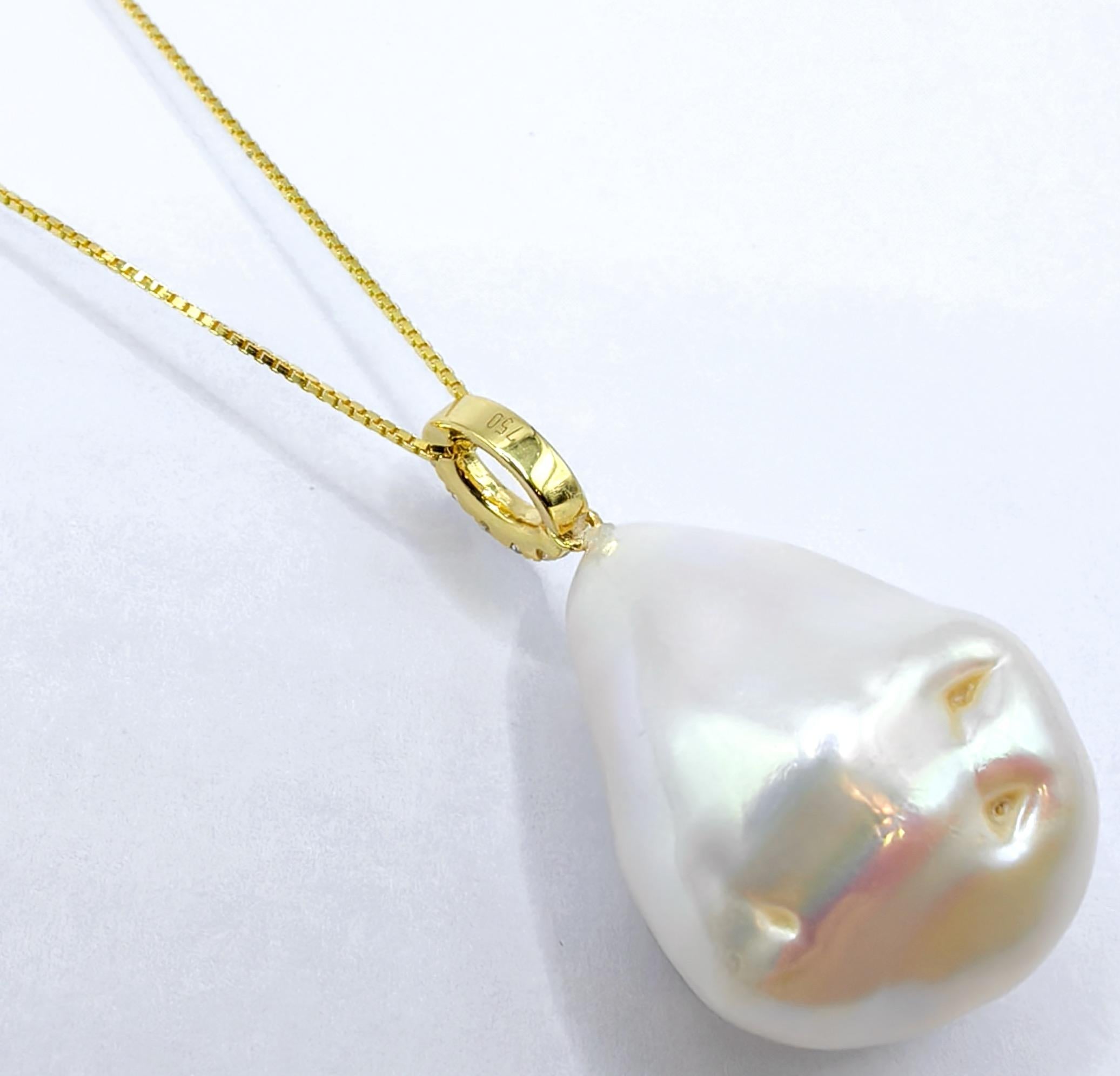 Contemporaneo Ciondolo con diamante e perla barocca bianca iridescente in oro giallo 18K in vendita