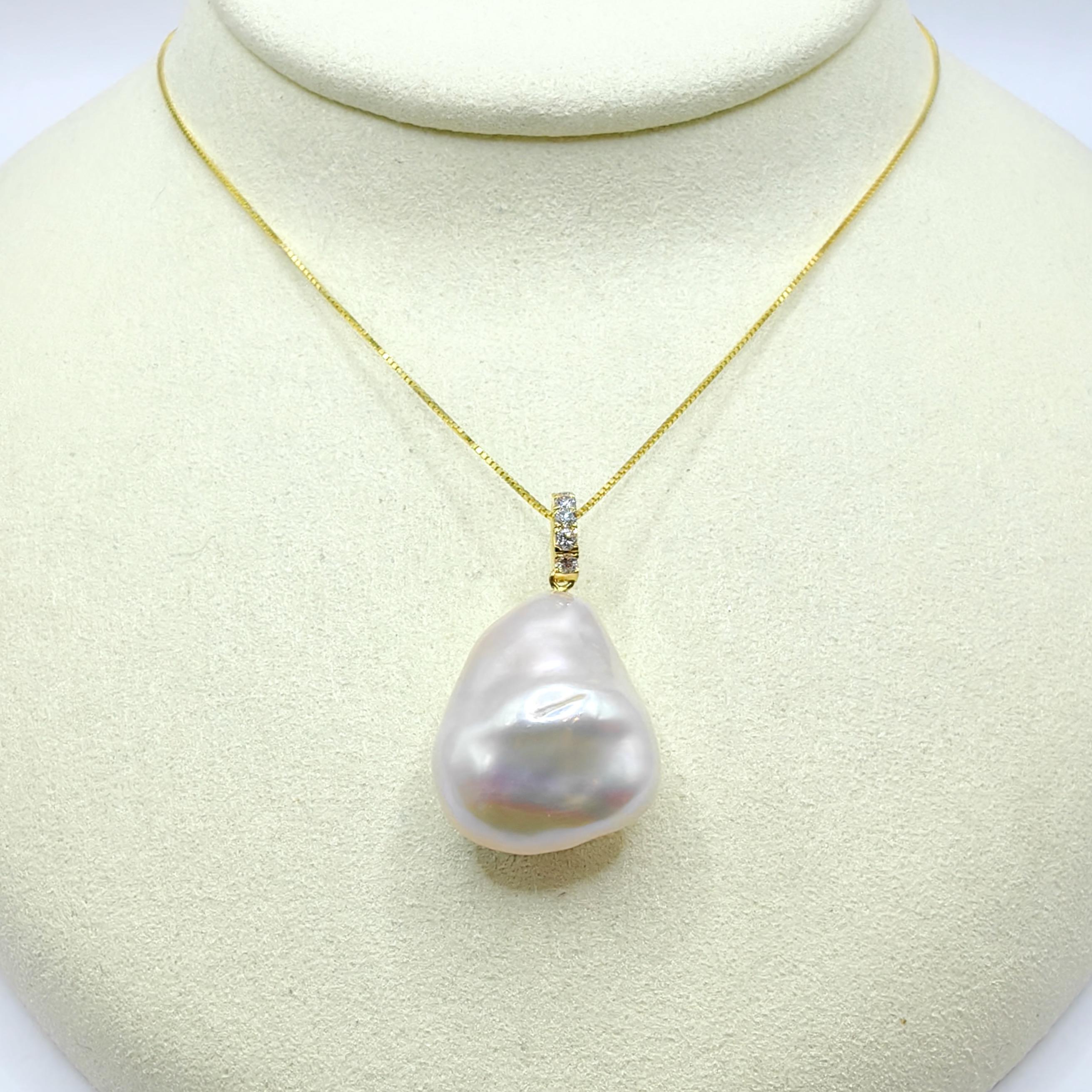 Taglio rotondo Ciondolo con diamante e perla barocca bianca iridescente in oro giallo 18K in vendita