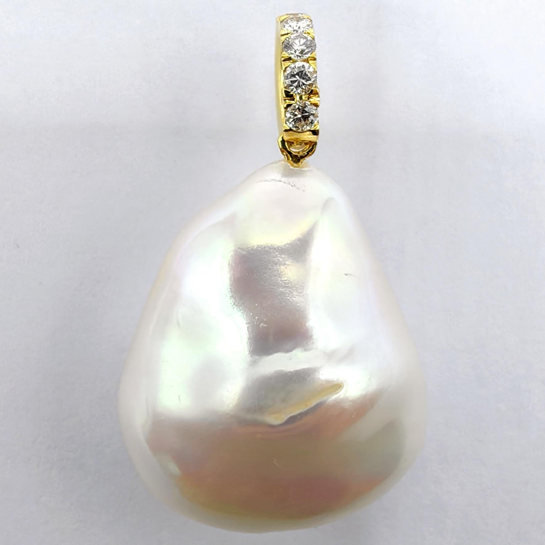 Ciondolo con diamante e perla barocca bianca iridescente in oro giallo 18K In condizioni Nuovo in vendita a Wan Chai District, HK