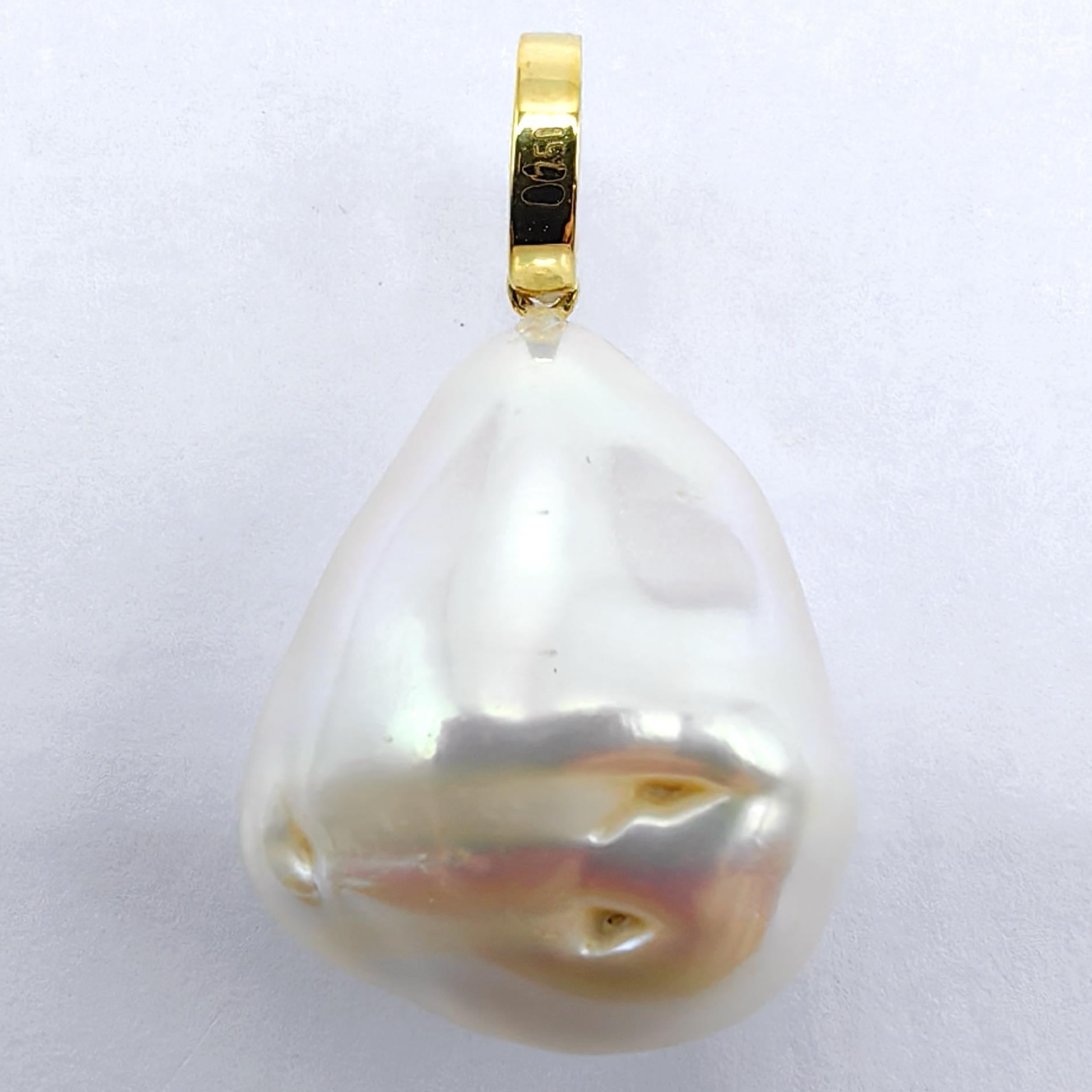 Donna Ciondolo con diamante e perla barocca bianca iridescente in oro giallo 18K in vendita