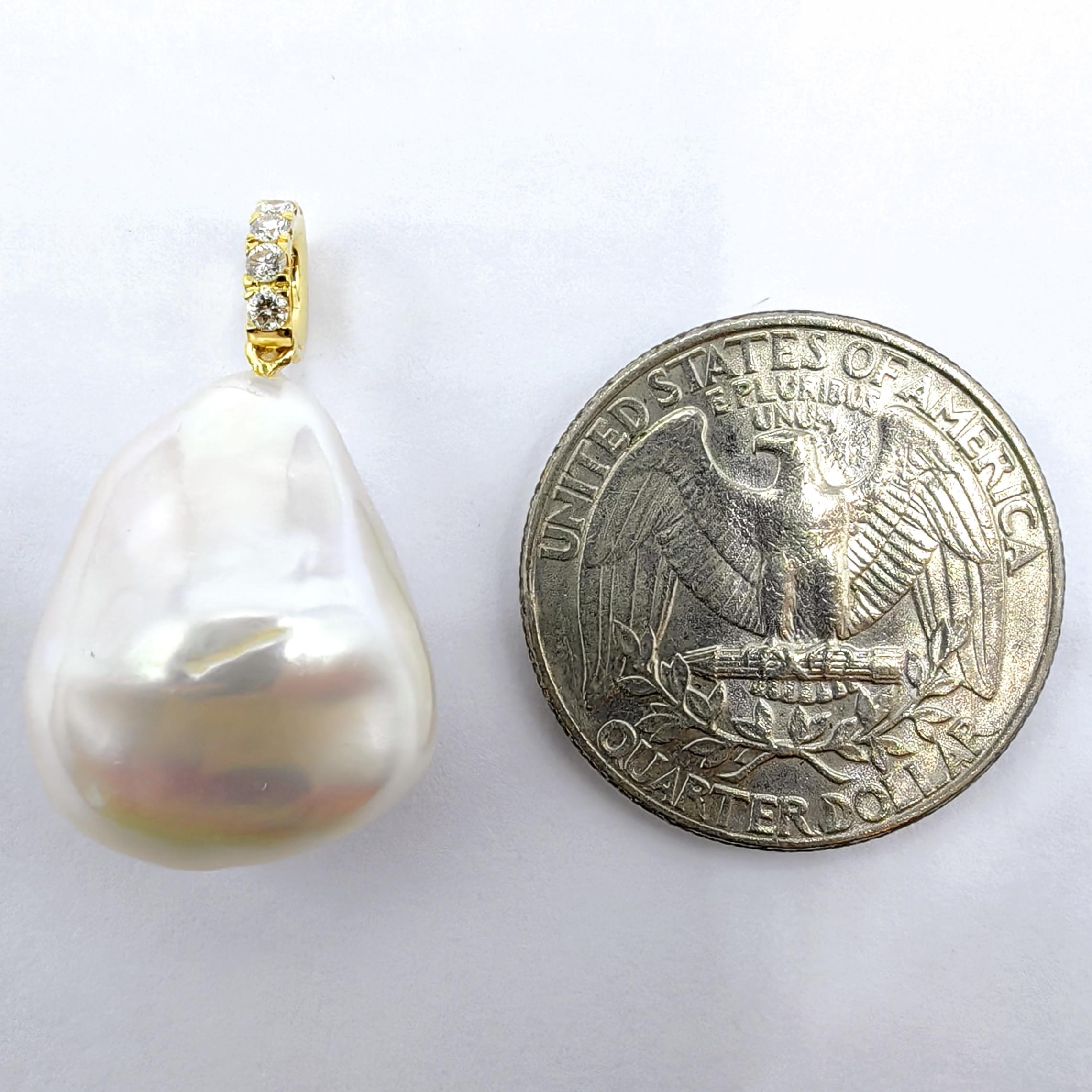 Ciondolo con diamante e perla barocca bianca iridescente in oro giallo 18K in vendita 1