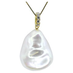 Ciondolo con diamante e perla barocca bianca iridescente in oro giallo 18K