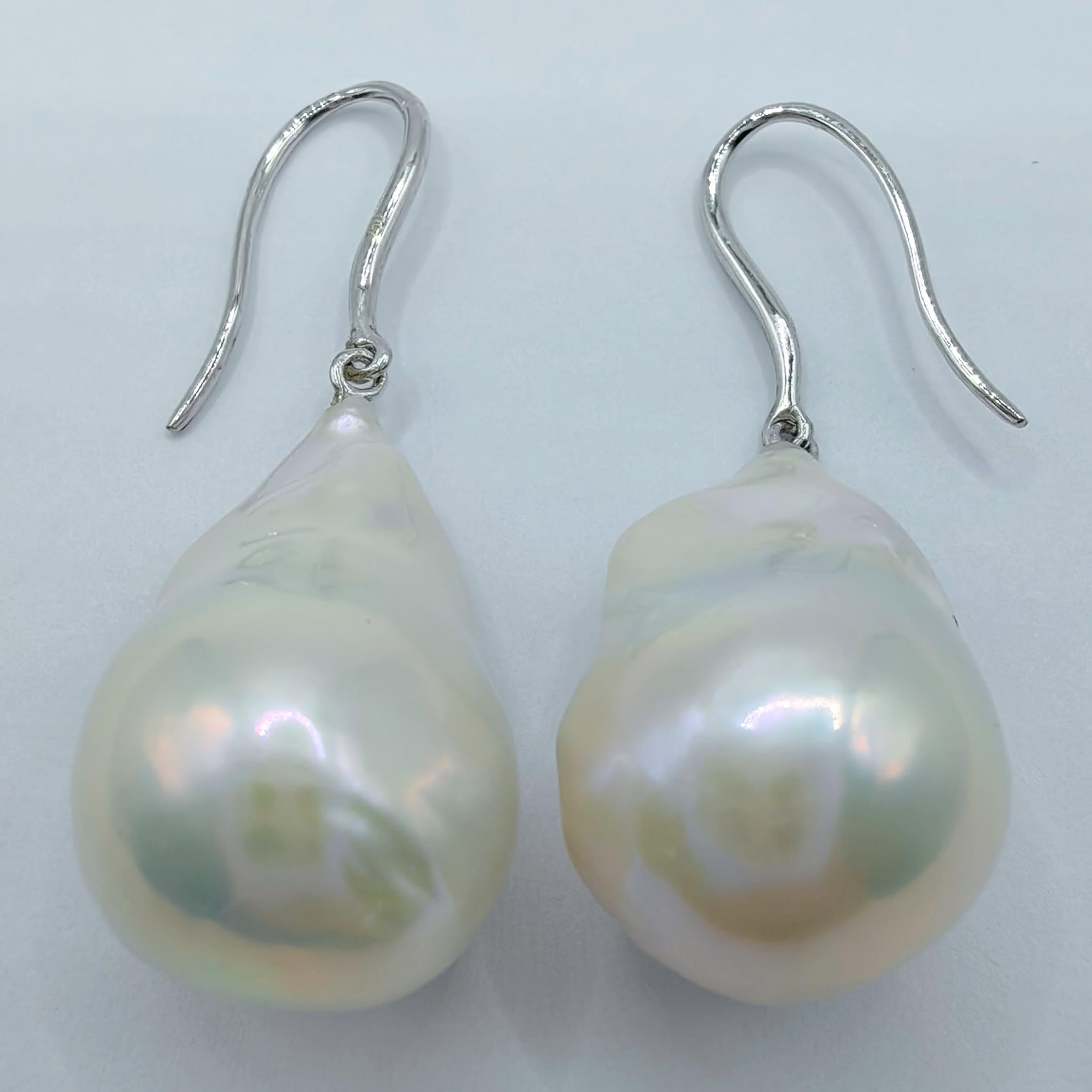 Donna Orecchini a goccia di perle barocche bianche iridescenti con ganci francesi in oro bianco 18 carati in vendita