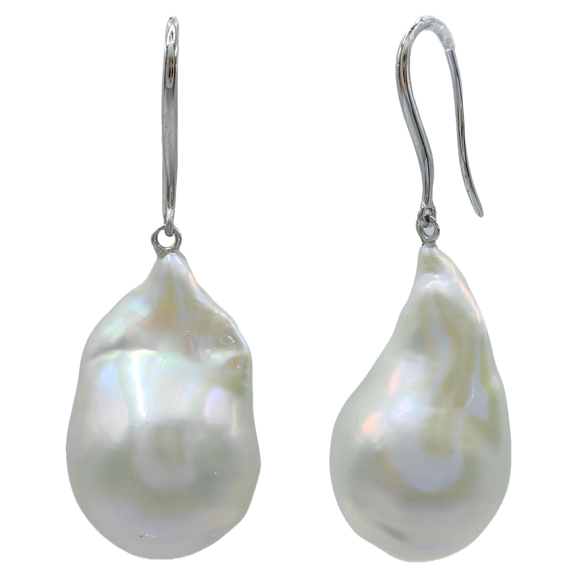 Pendientes de gota de perla barroca blanca iridiscente con ganchos franceses de oro blanco de 18 quilates
