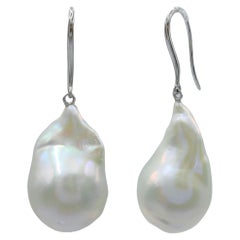 Pendientes de gota de perla barroca blanca iridiscente con ganchos franceses de oro blanco de 18 quilates