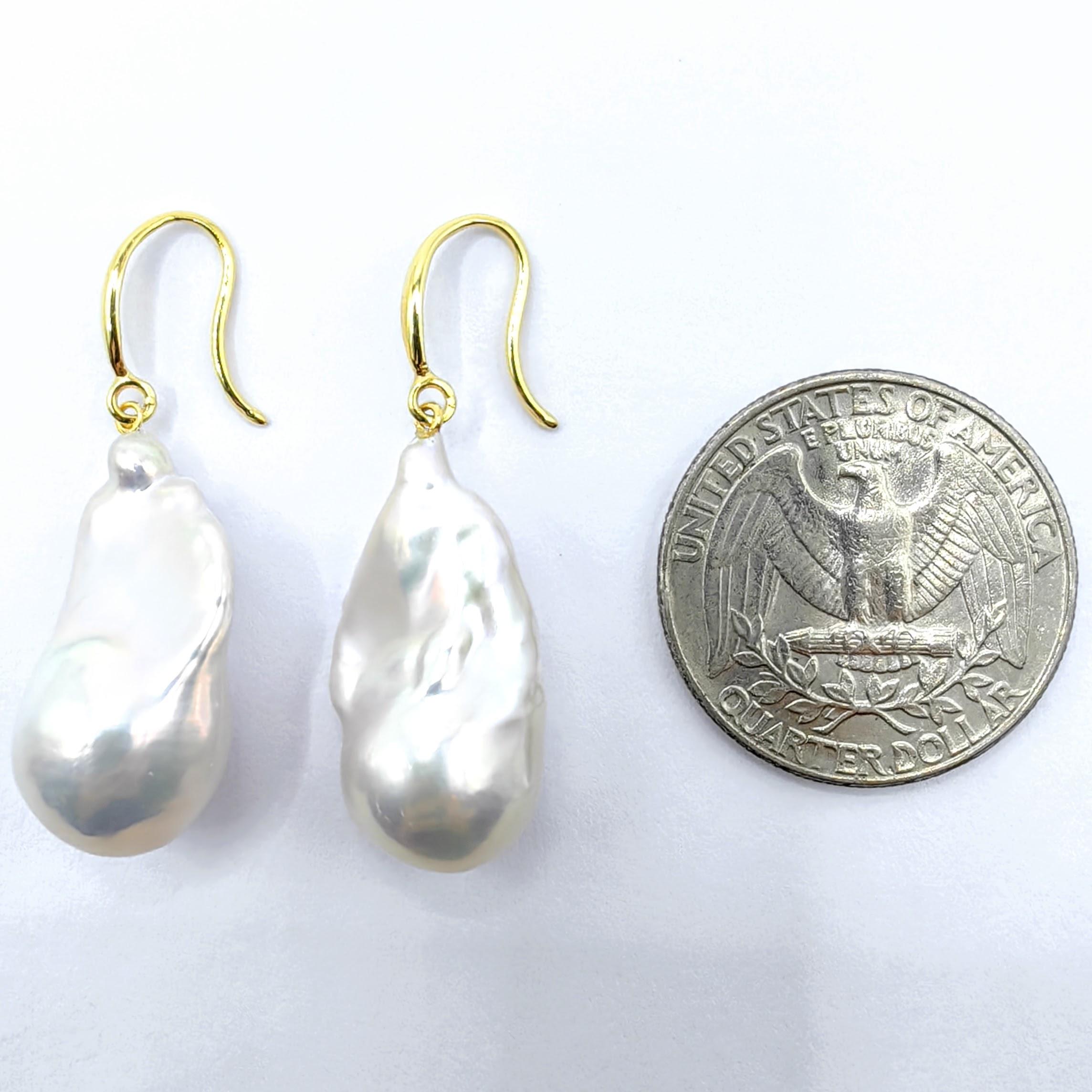 Orecchini a goccia di perle bianche barocche iridescenti con ganci francesi in oro giallo 18 carati in vendita 4