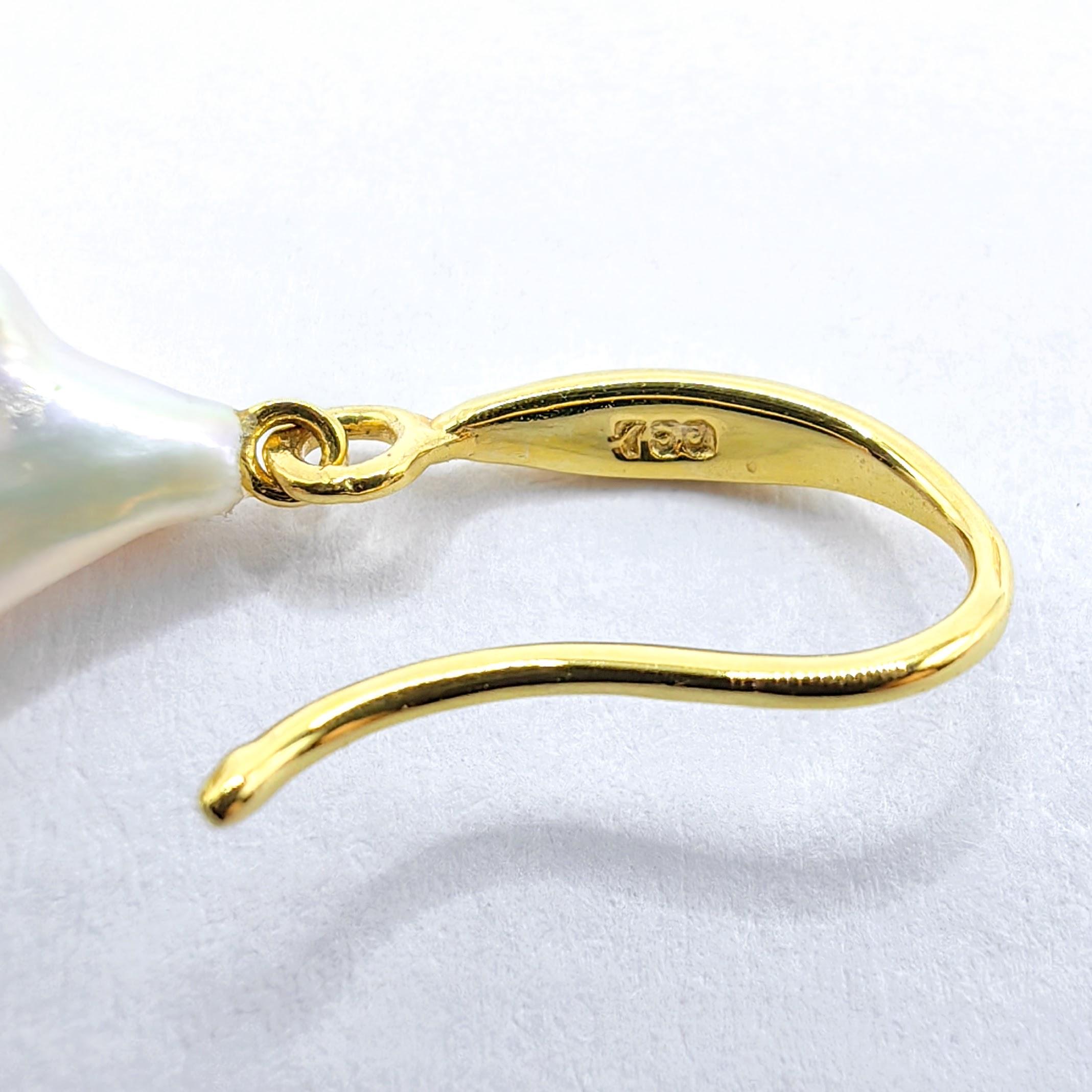 Orecchini a goccia di perle bianche barocche iridescenti con ganci francesi in oro giallo 18 carati in vendita 5