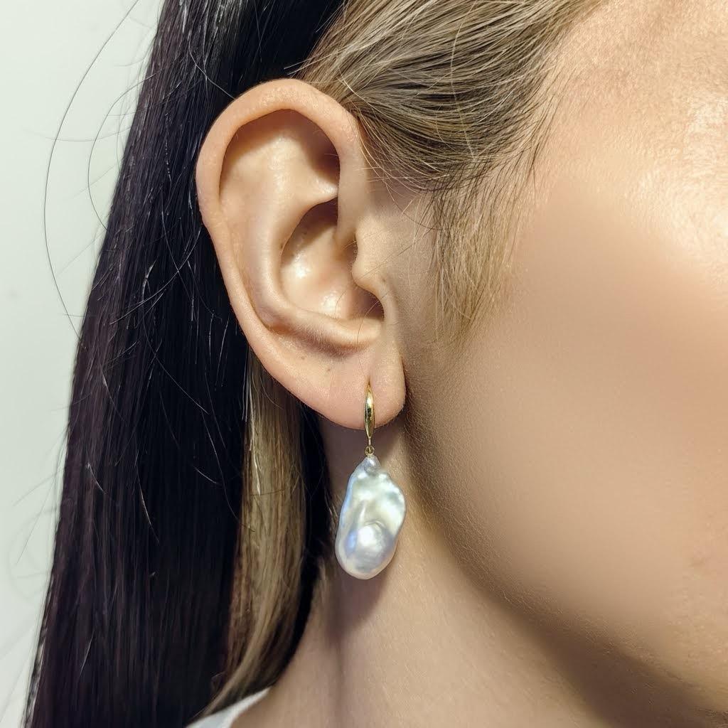 Orecchini a goccia di perle bianche barocche iridescenti con ganci francesi in oro giallo 18 carati in vendita 6