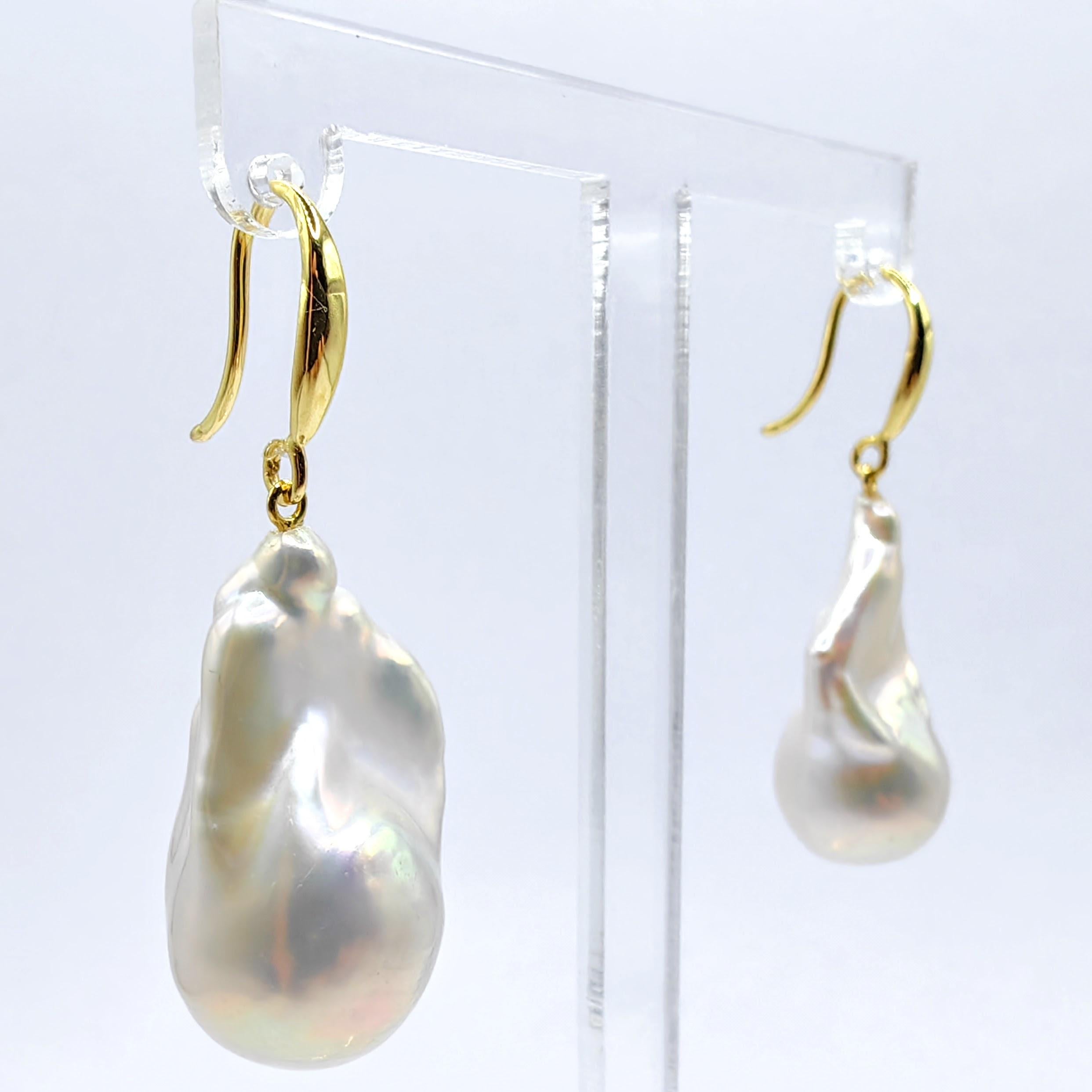 Contemporaneo Orecchini a goccia di perle bianche barocche iridescenti con ganci francesi in oro giallo 18 carati in vendita
