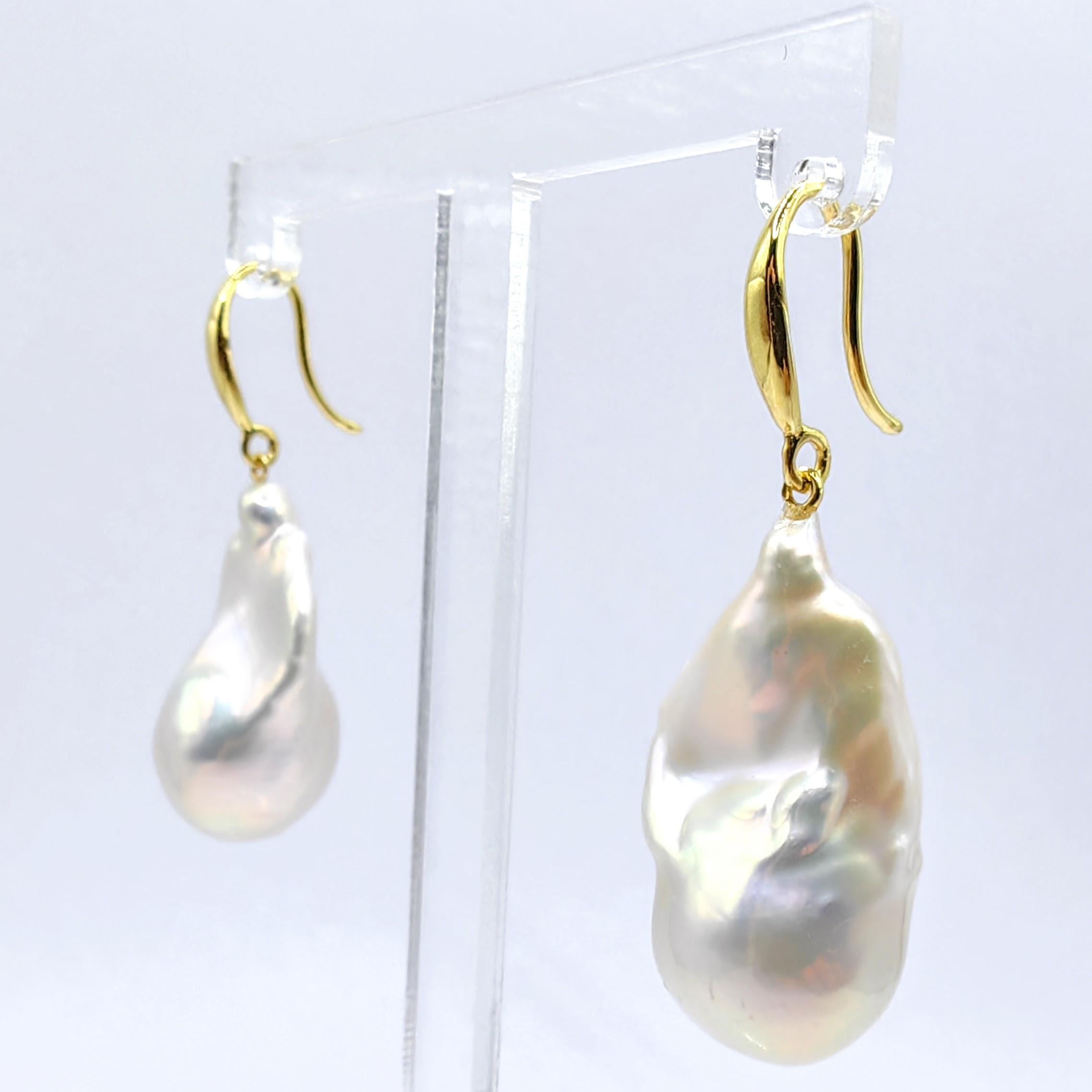 Grezzo Orecchini a goccia di perle bianche barocche iridescenti con ganci francesi in oro giallo 18 carati in vendita