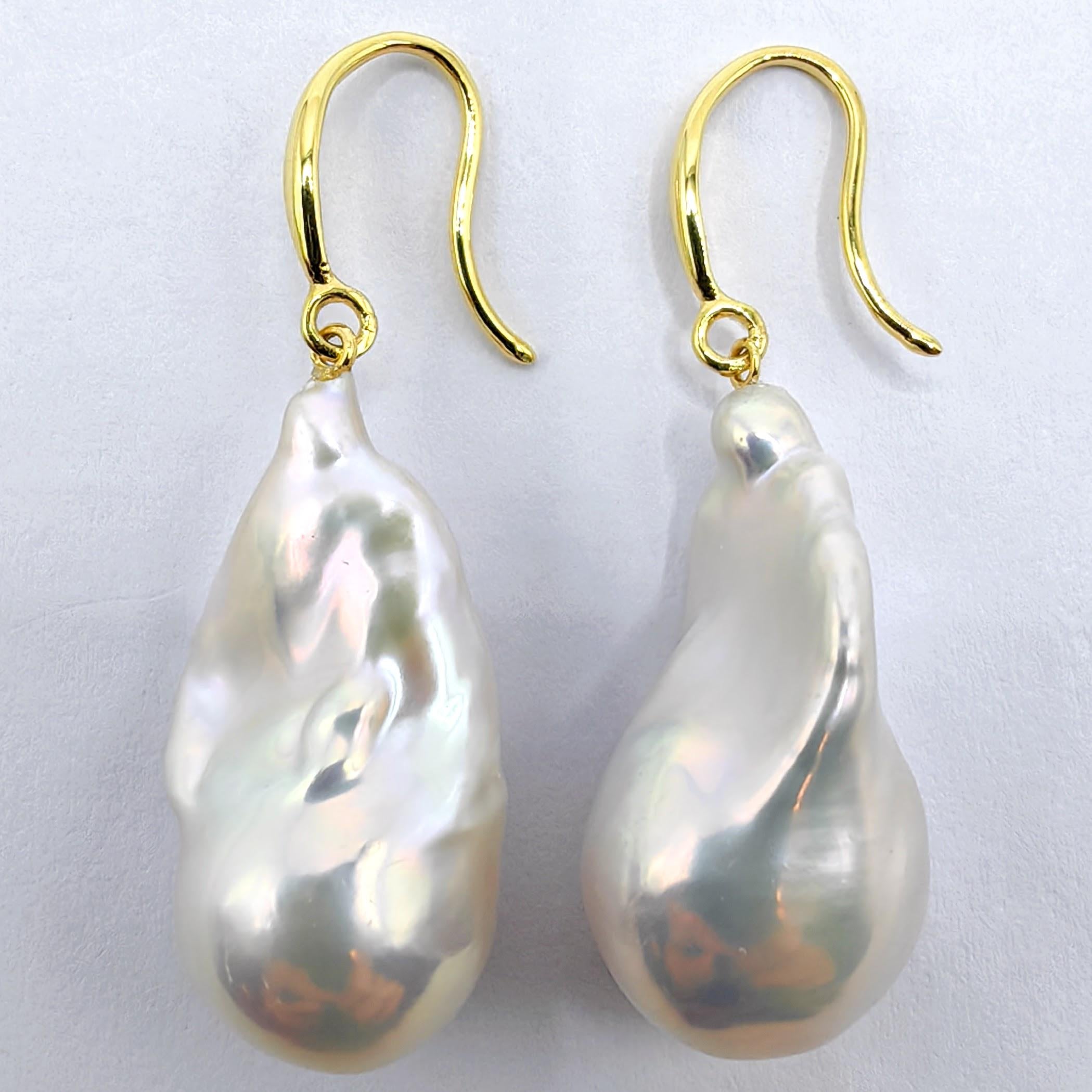 Orecchini a goccia di perle bianche barocche iridescenti con ganci francesi in oro giallo 18 carati In condizioni Nuovo in vendita a Wan Chai District, HK