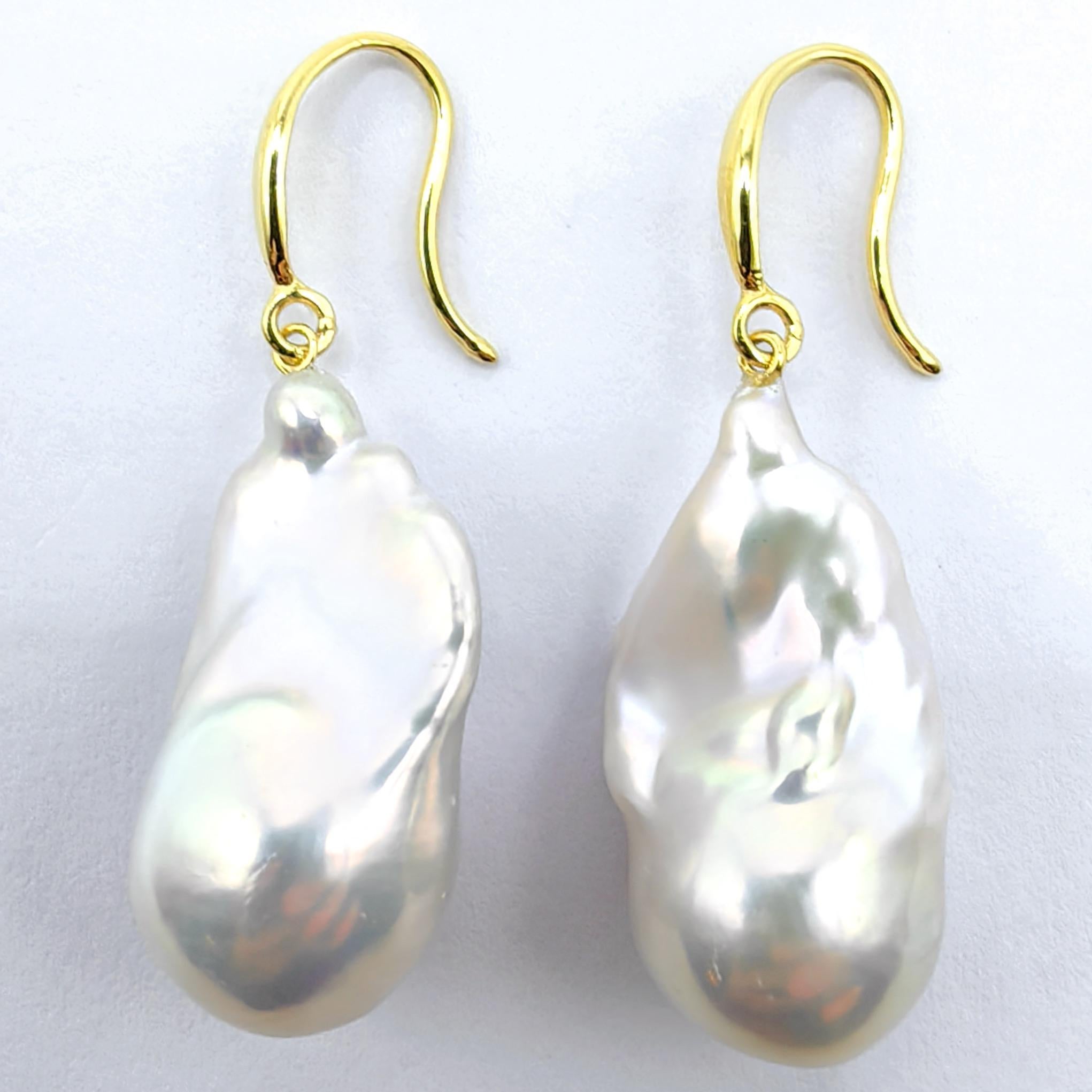 Donna Orecchini a goccia di perle bianche barocche iridescenti con ganci francesi in oro giallo 18 carati in vendita