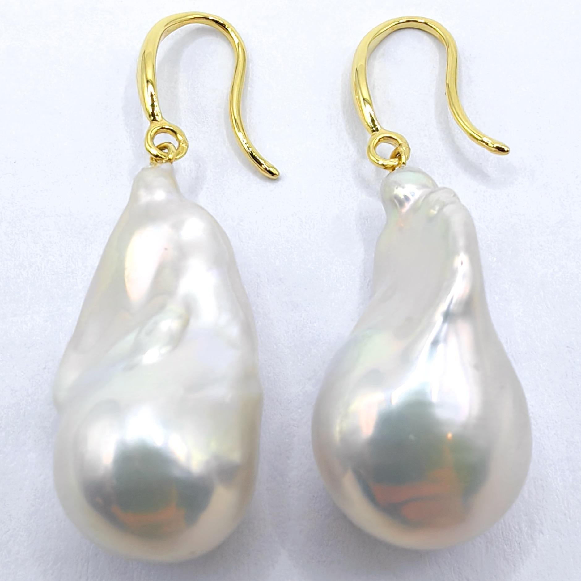 Orecchini a goccia di perle bianche barocche iridescenti con ganci francesi in oro giallo 18 carati in vendita 1