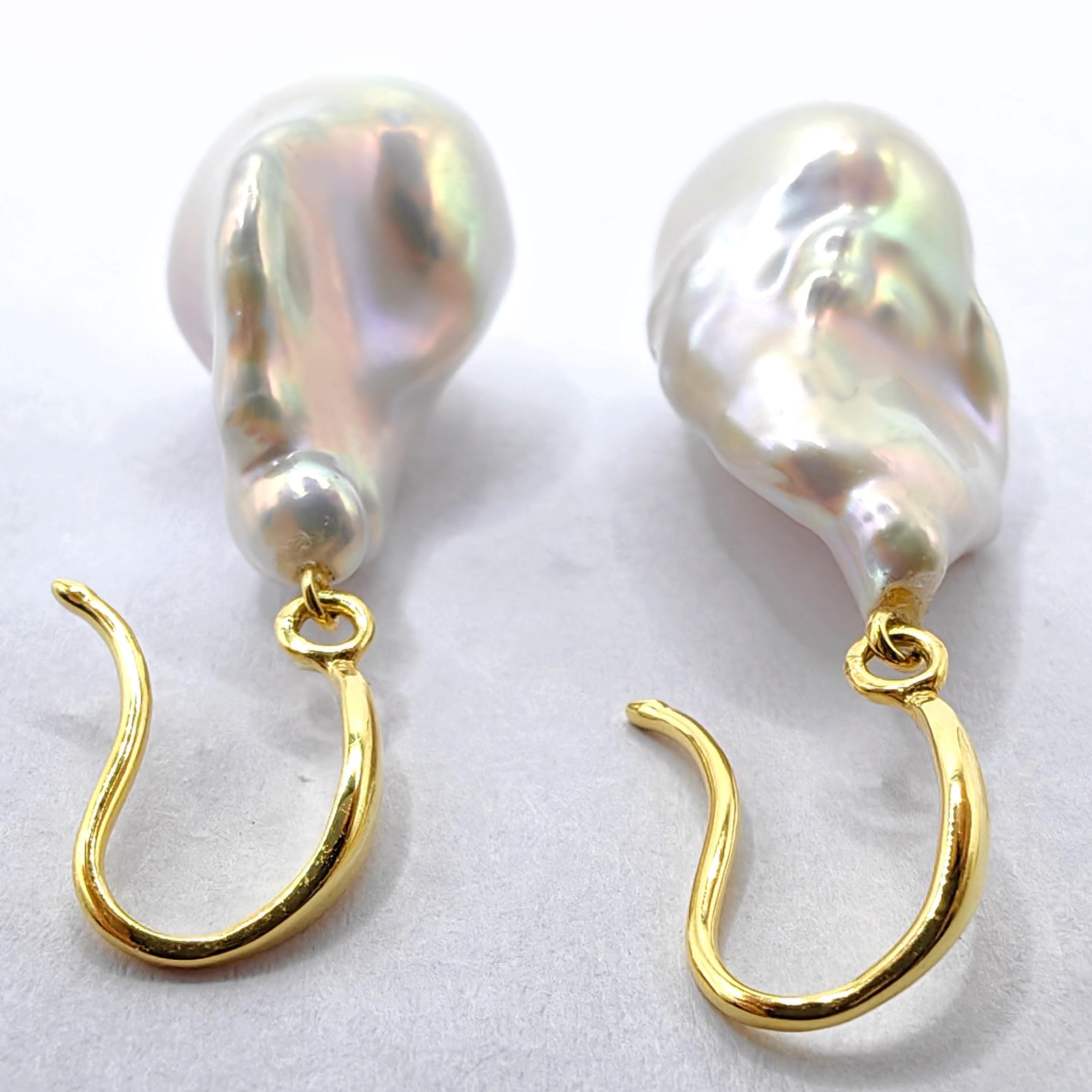 Orecchini a goccia di perle bianche barocche iridescenti con ganci francesi in oro giallo 18 carati in vendita 2