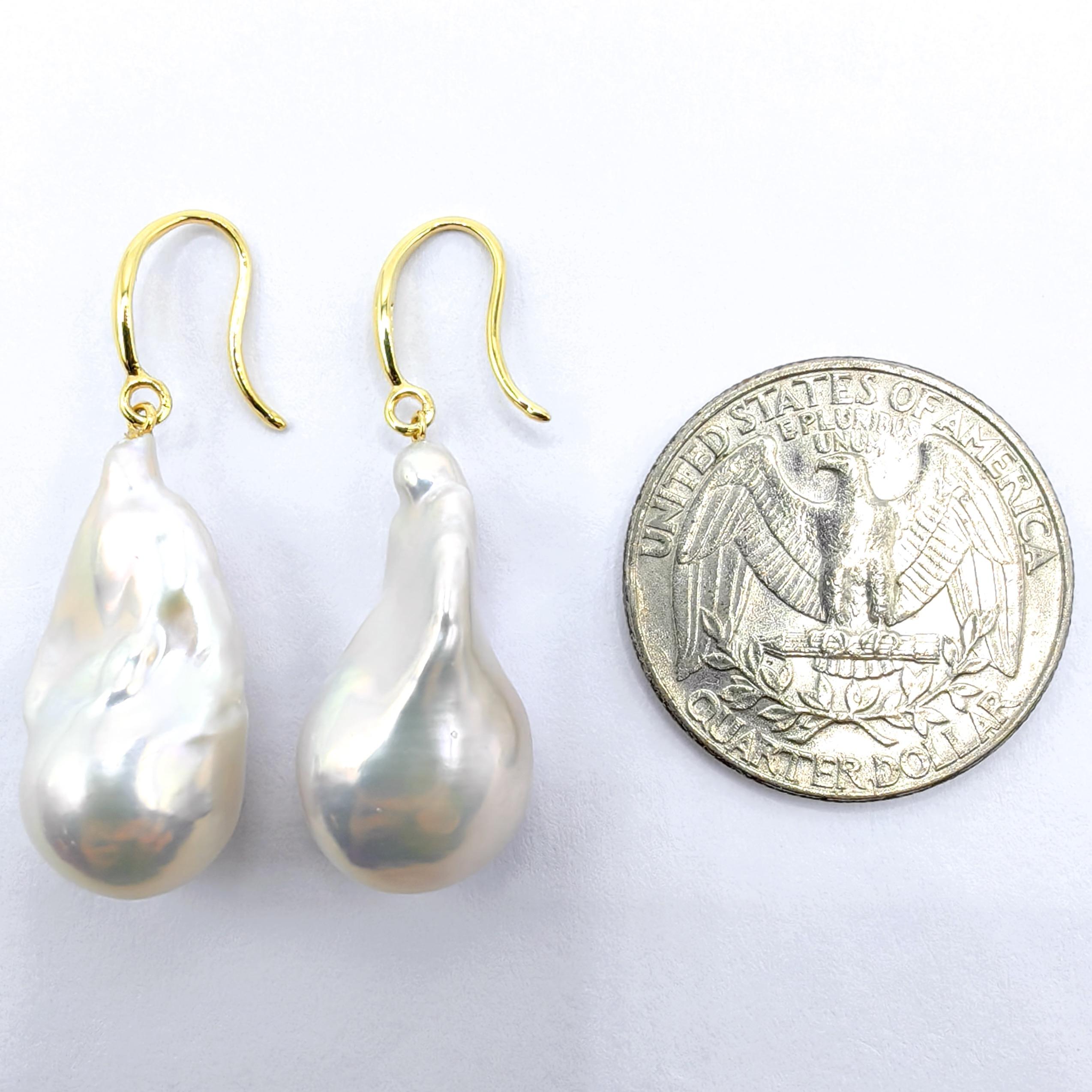 Orecchini a goccia di perle bianche barocche iridescenti con ganci francesi in oro giallo 18 carati in vendita 3