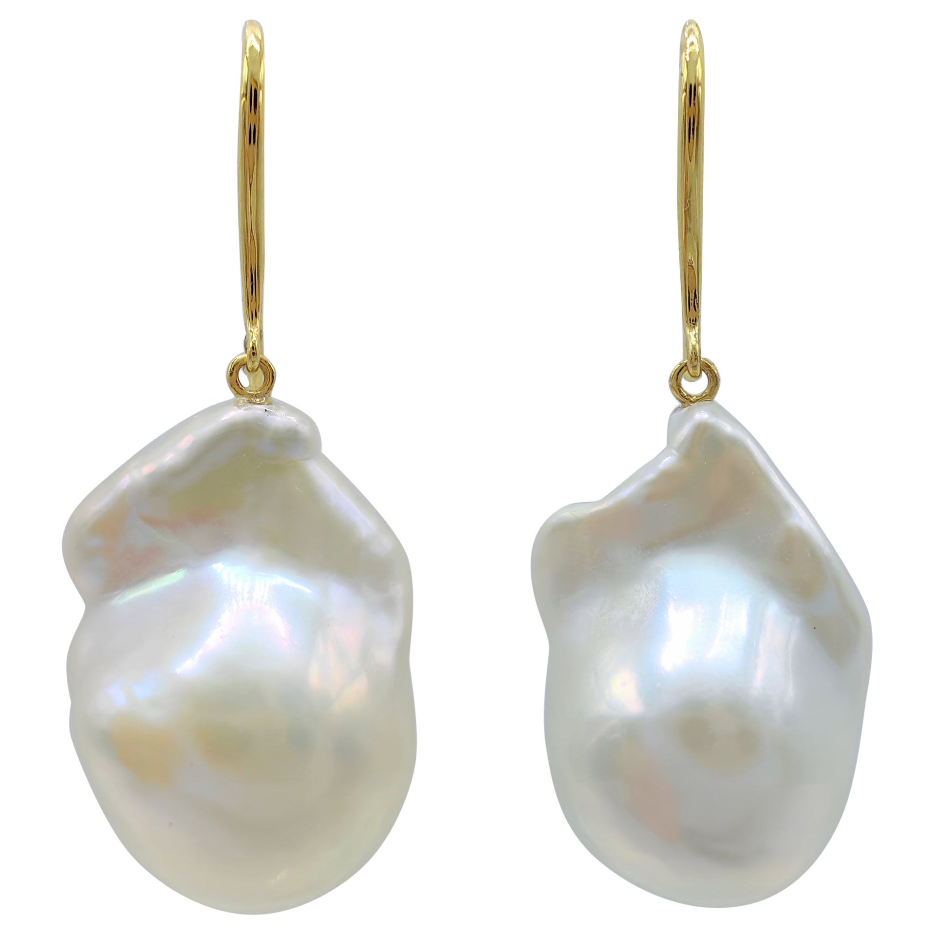 Orecchini a goccia di perle bianche barocche iridescenti con ganci francesi in oro giallo 18 carati