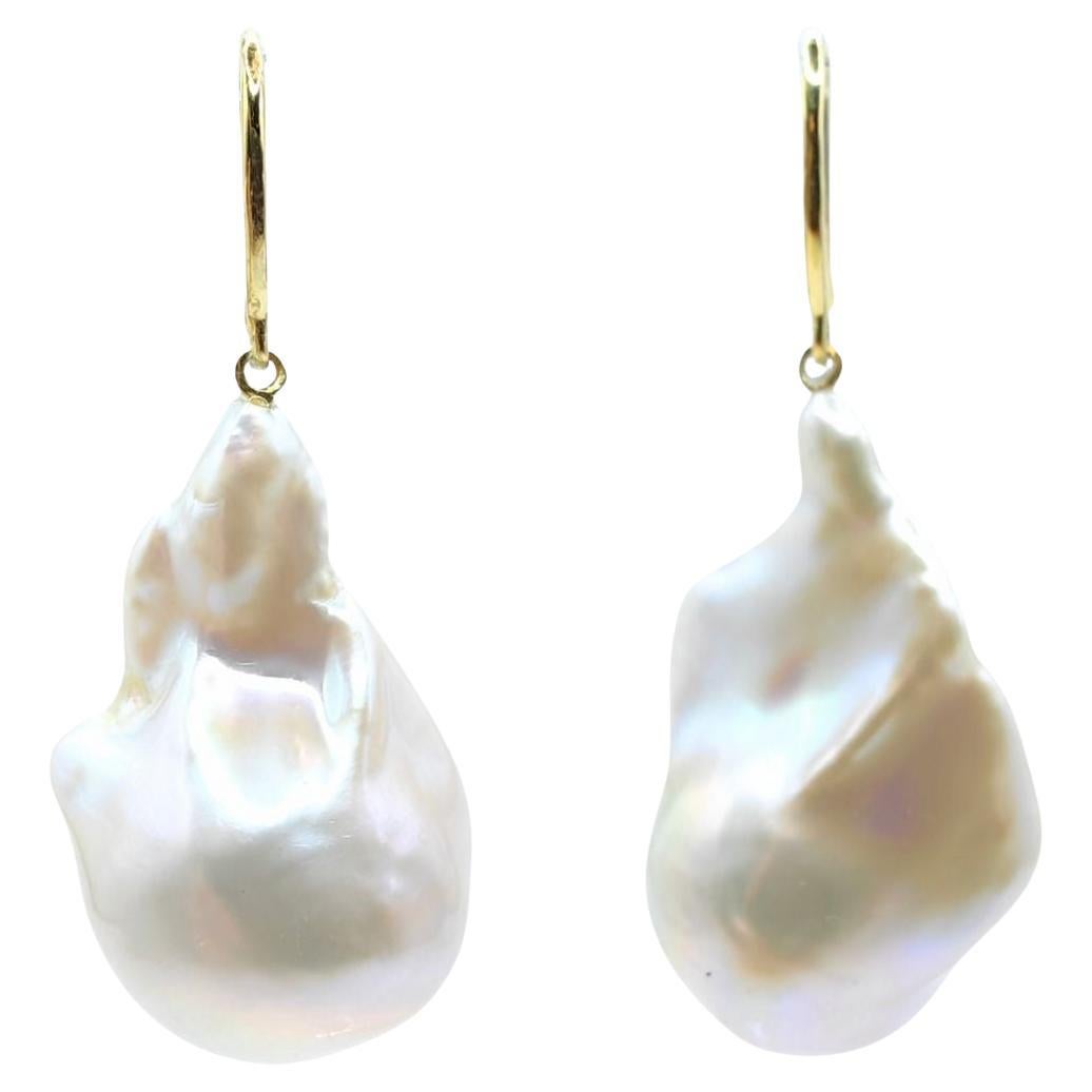 Pendientes de gota de perla barroca blanca iridiscente con ganchos franceses de oro amarillo de 18 quilates