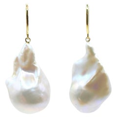Pendientes de gota de perla barroca blanca iridiscente con ganchos franceses de oro amarillo de 18 quilates