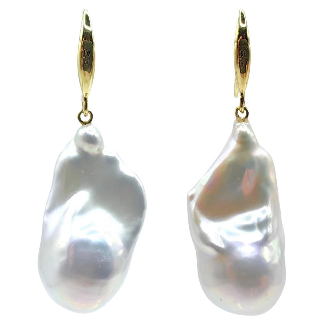 Orecchini a goccia di perle bianche barocche iridescenti con ganci francesi in oro giallo 18 carati