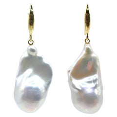 Boucles d'oreilles pendantes baroques blanches iridescentes avec crochets français en or jaune 18 carats