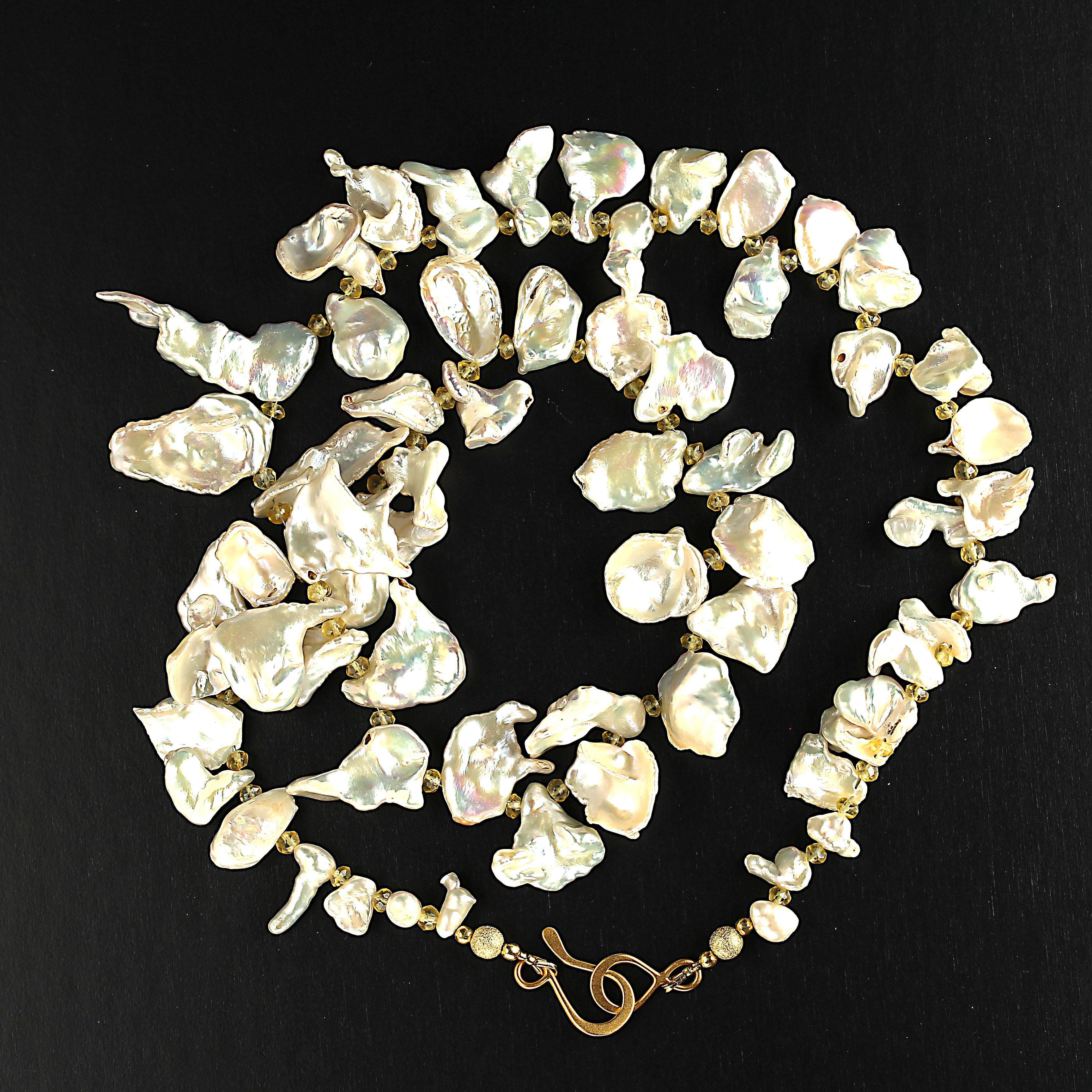 AJD  Schillernde weiße Keshi-Perlenkette mit Citrin-Akzenten Juni Geburtsstein für Damen oder Herren im Angebot