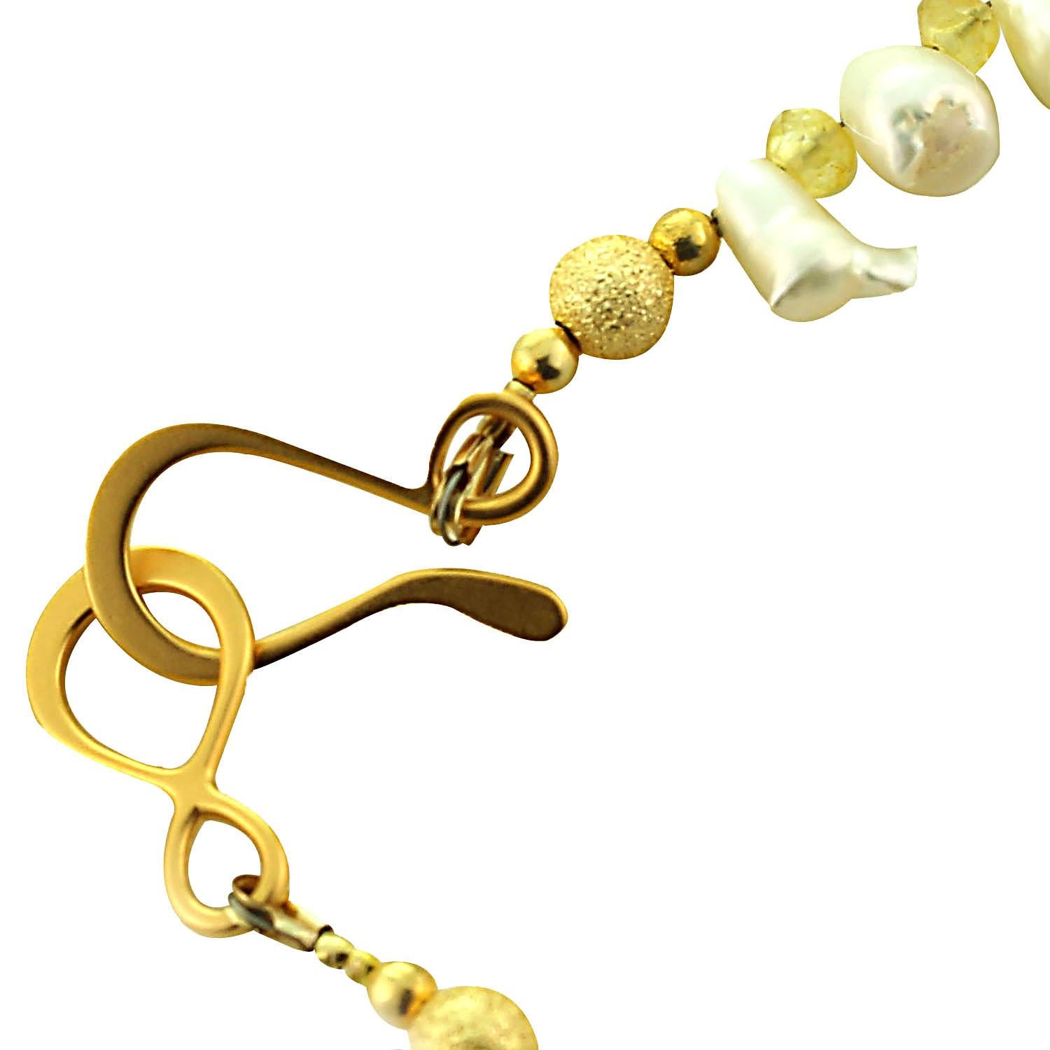 AJD  Schillernde weiße Keshi-Perlenkette mit Citrin-Akzenten Juni Geburtsstein (Kunsthandwerker*in) im Angebot