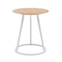 Gustave-Hocker aus schillerndem weißem Metall 45 cm aus natürlicher Eiche von HARTO