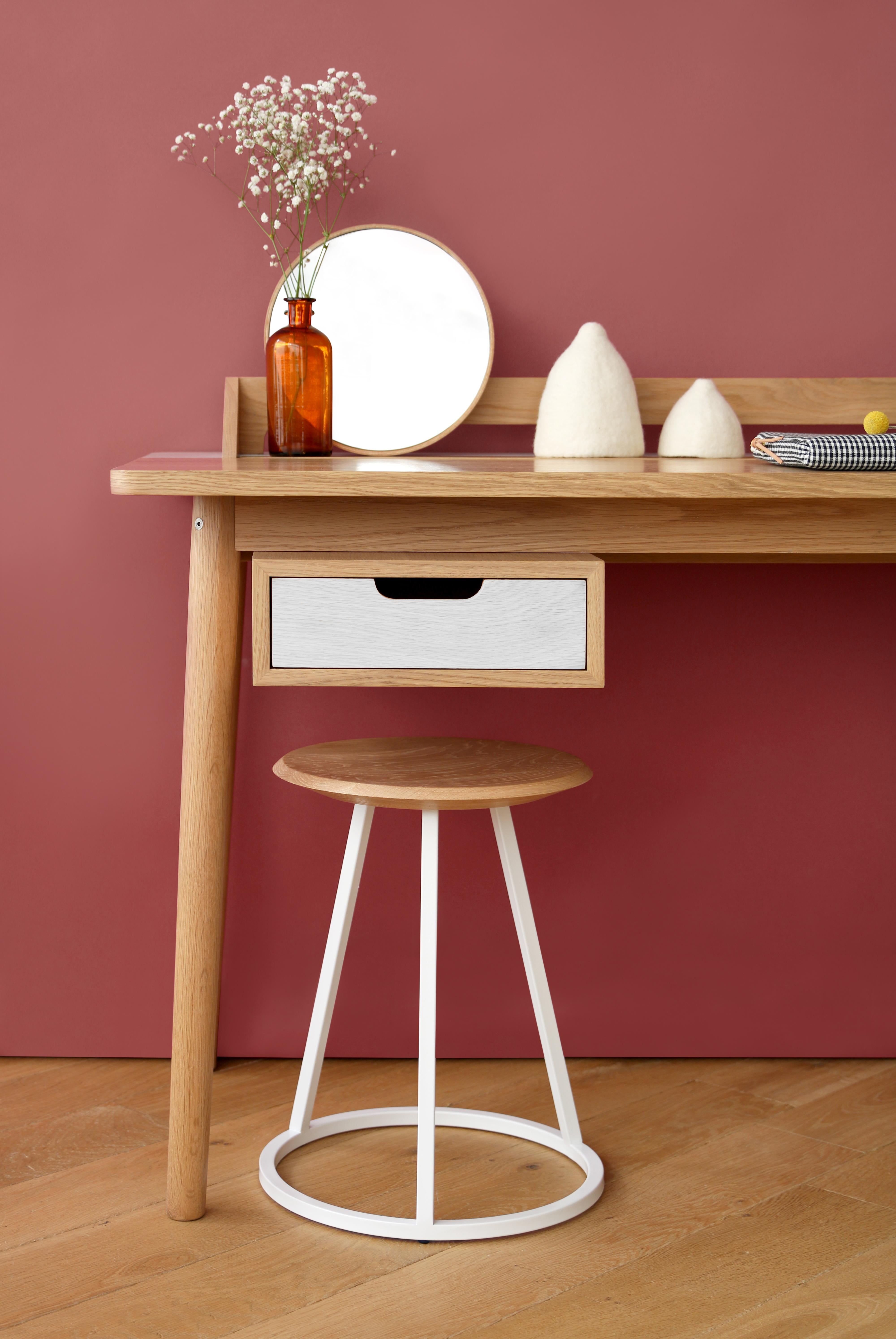 Gustave-Hocker aus schillerndem weißem Metall 45 cm aus natürlicher Eiche von HARTO (Postmoderne) im Angebot