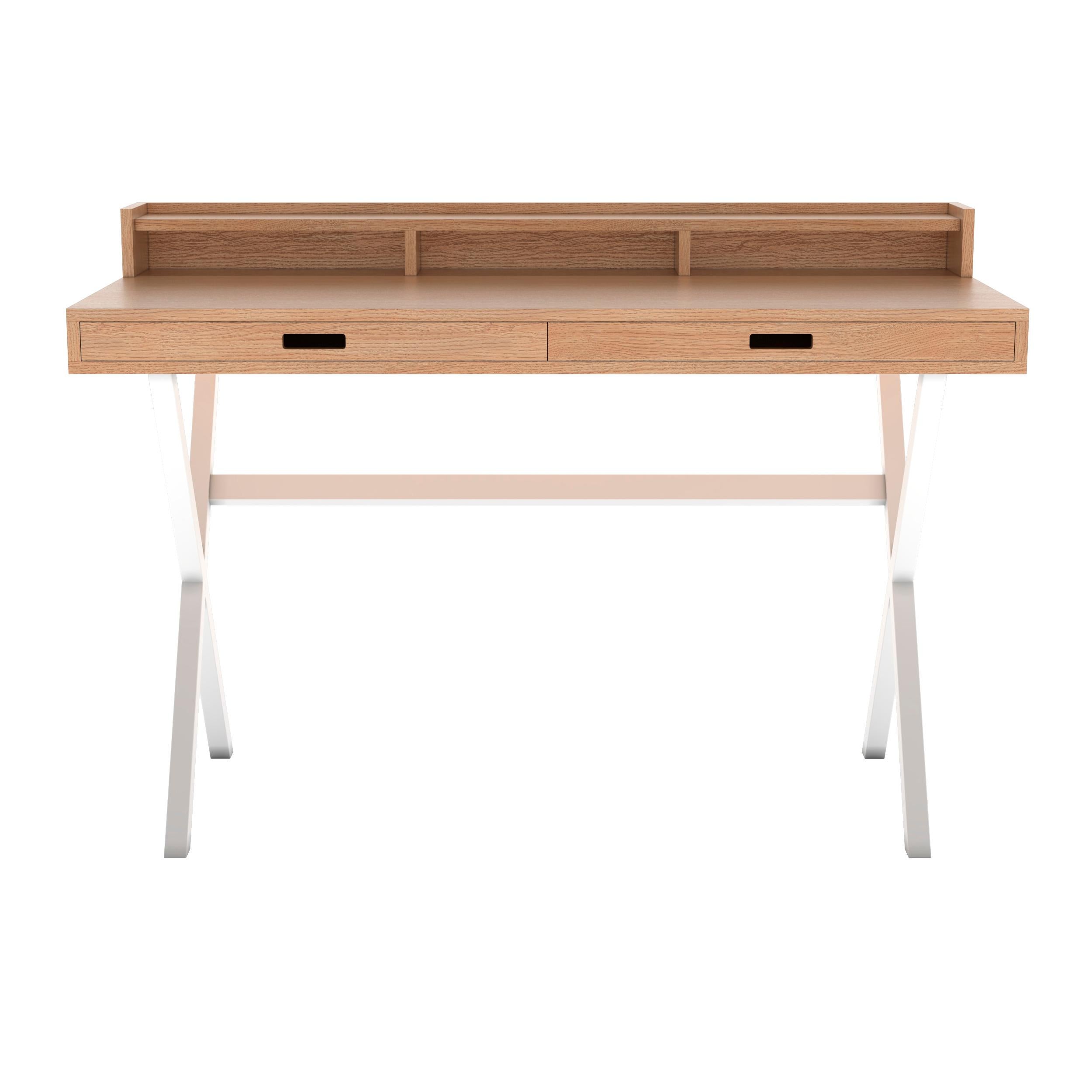 Schillernder Hyppolite-Schreibtisch aus natürlicher Eiche aus weißem Metall von HARTO
Abmessungen: B 120 x T 56 x H 83 cm. 
MATERIALIEN: MDF-Holzfurnier, lackiertes Metall.
Gewicht: 34,5 kg

Als praktischer Schreibtisch par excellence bietet der