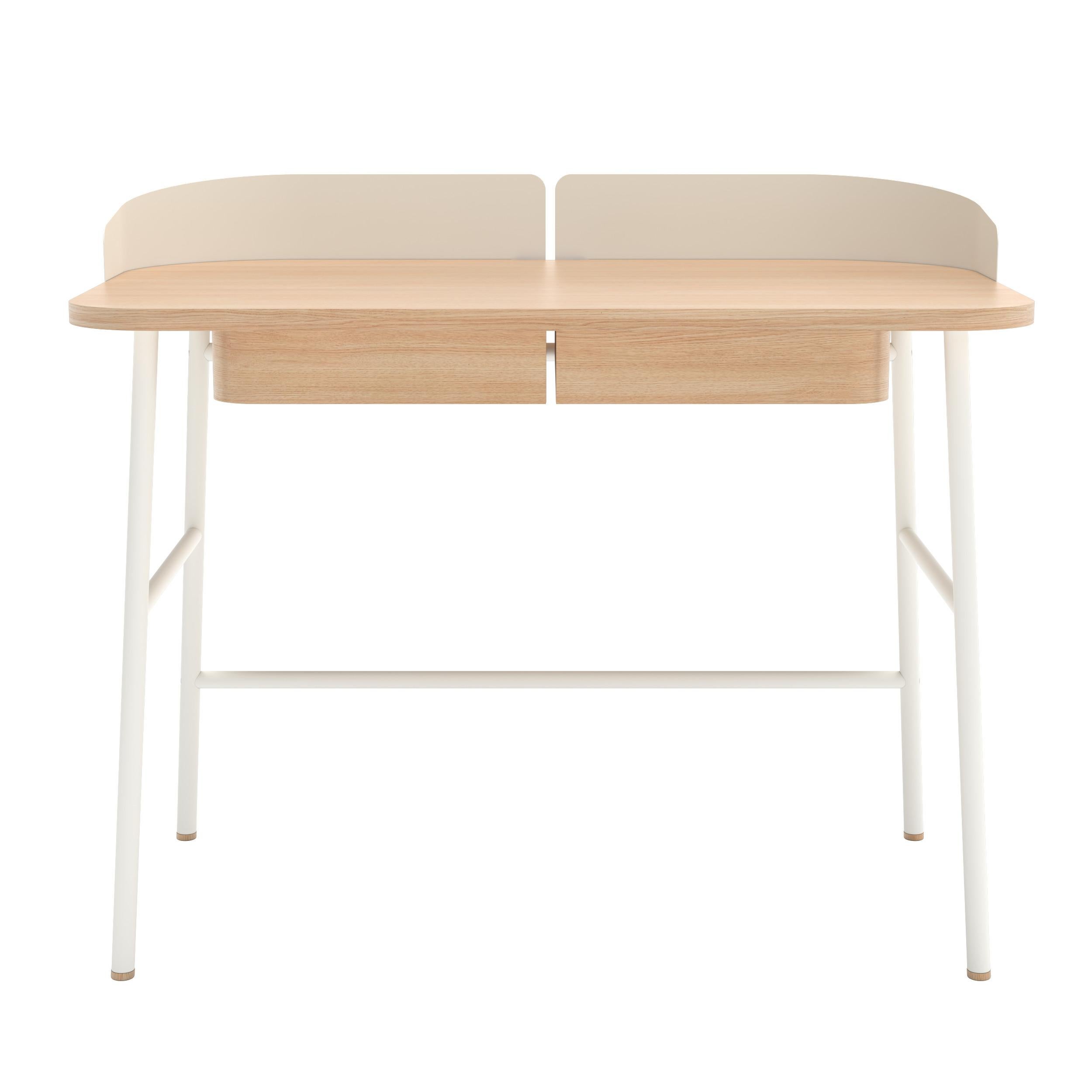 Weiß schillernder Metallschreibtisch Victor Oak Natural von HARTO
Abmessungen: B 100 x T 60 x H 81,5 cm. 
MATERIALIEN: MDF-Holzfurnier, lackiertes Metall. 
Gewicht: 19.5 kg

Der Victor-Schreibtisch ist eine Einladung zur Konzentration und