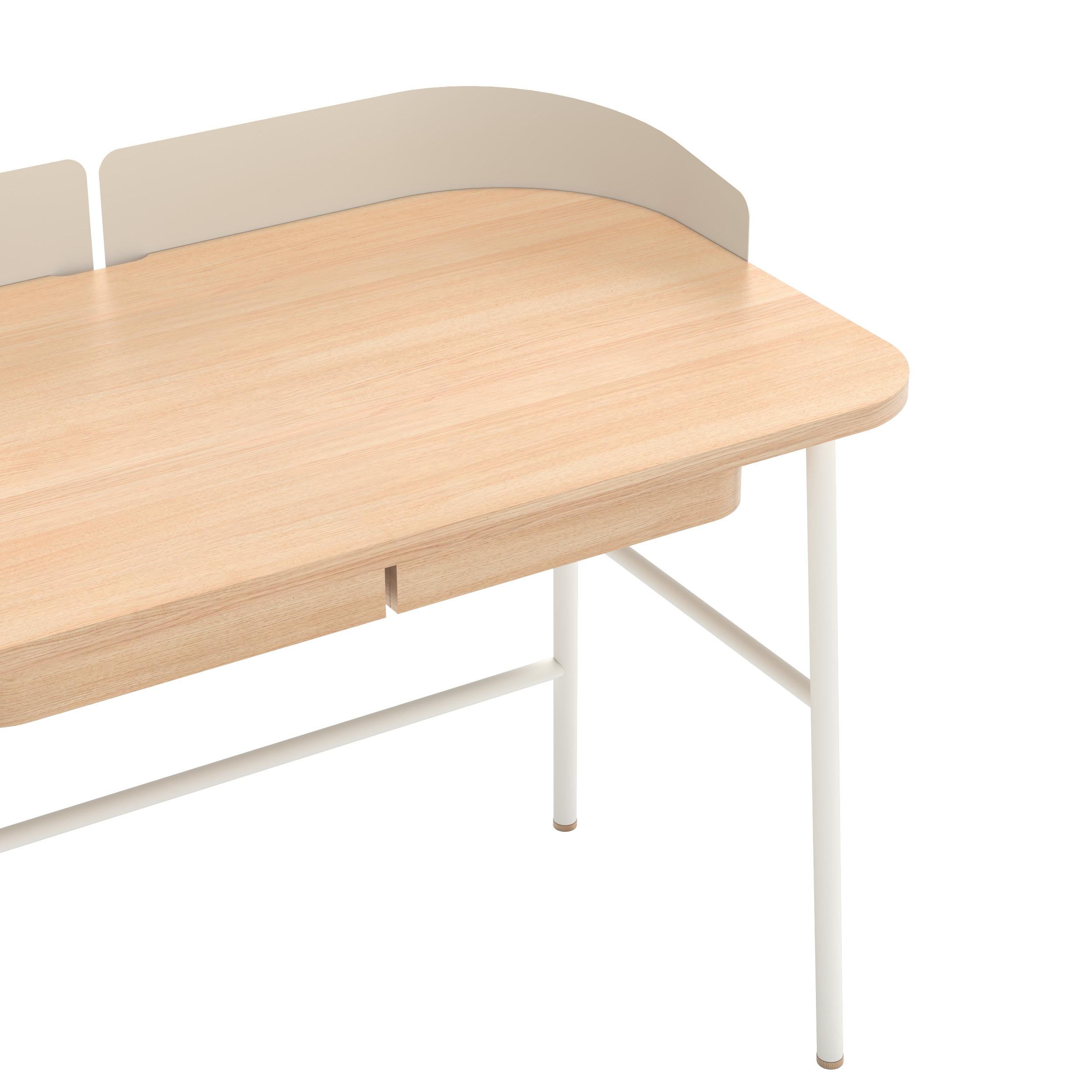 Weiß schillernder Metallschreibtisch Victor Oak Natural von HARTO (21. Jahrhundert und zeitgenössisch) im Angebot