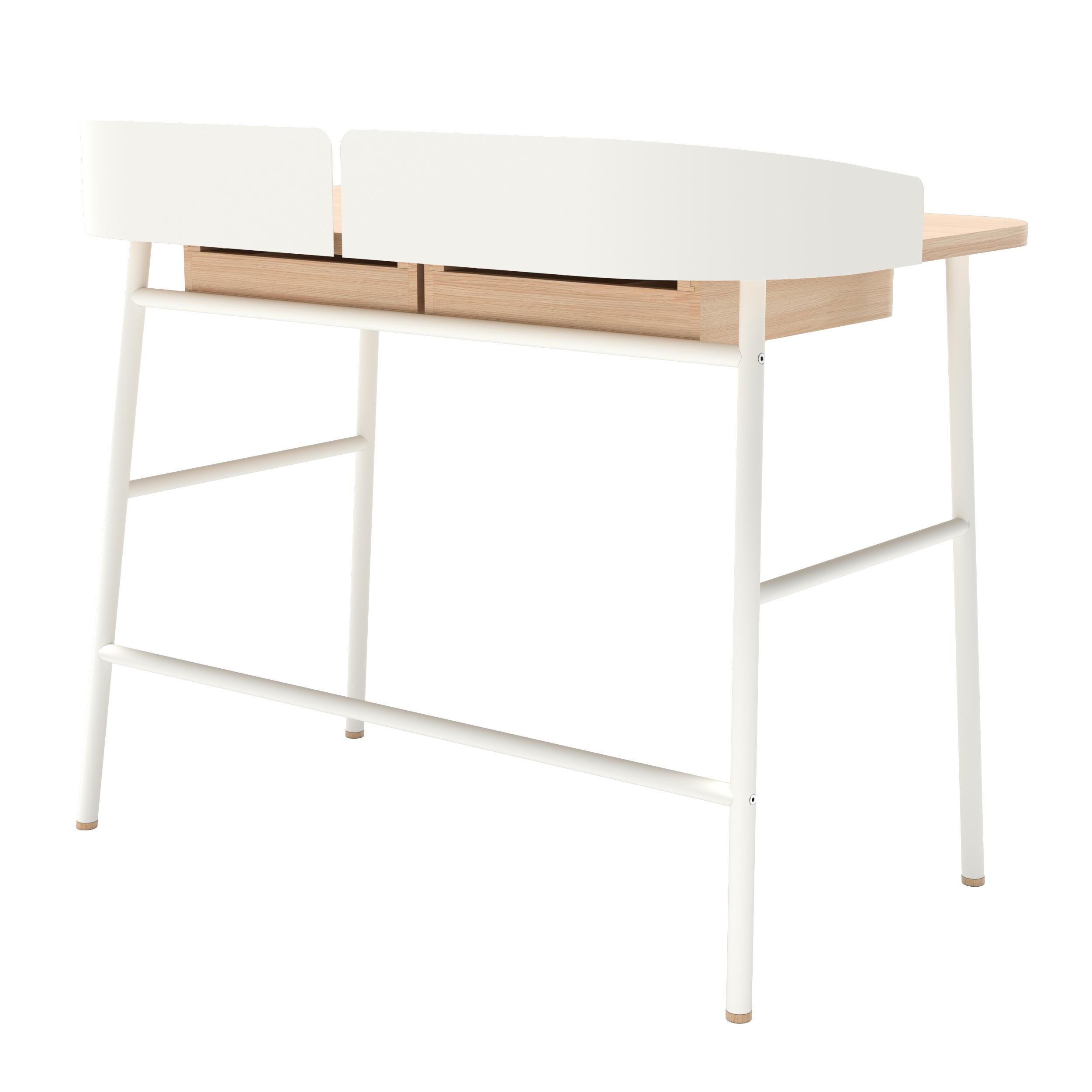 Weiß schillernder Metallschreibtisch Victor Oak Natural von HARTO im Angebot 1