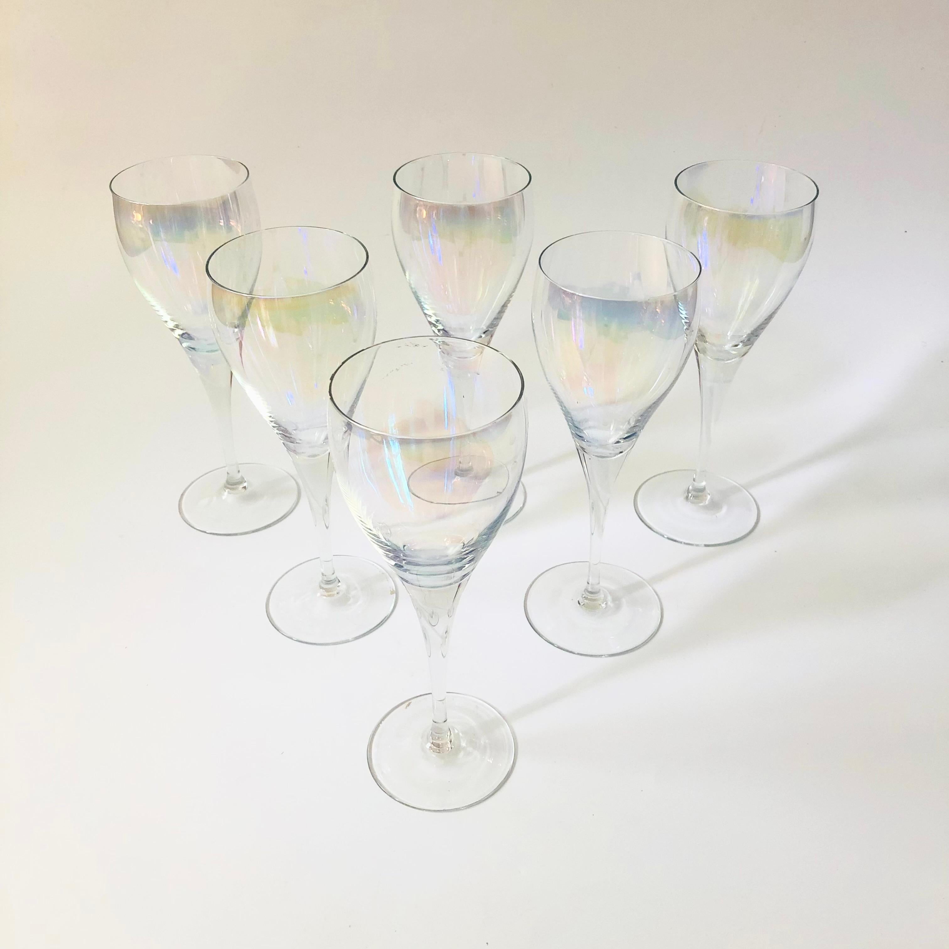 Un delizioso set di 4 bicchieri da vino vintage. Realizzato in vetro di carnevale trasparente con una bella sfumatura iridescente. Eleganza degli steli affusolati.

