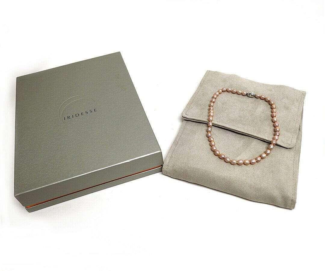 Iridesse Oval Pink Cultured Pearls w/Folder & Box

Tiffany & Co Iridesse Pink Pearl Strand
Sterling Silver
Pearl Size: Approx. 7.25 X 9.5 MM
Necklace Length: 16.0”
Sterling Silver Clasp
Iridesse Folder
Iridesse Box
Weight: Approx. 29.7
