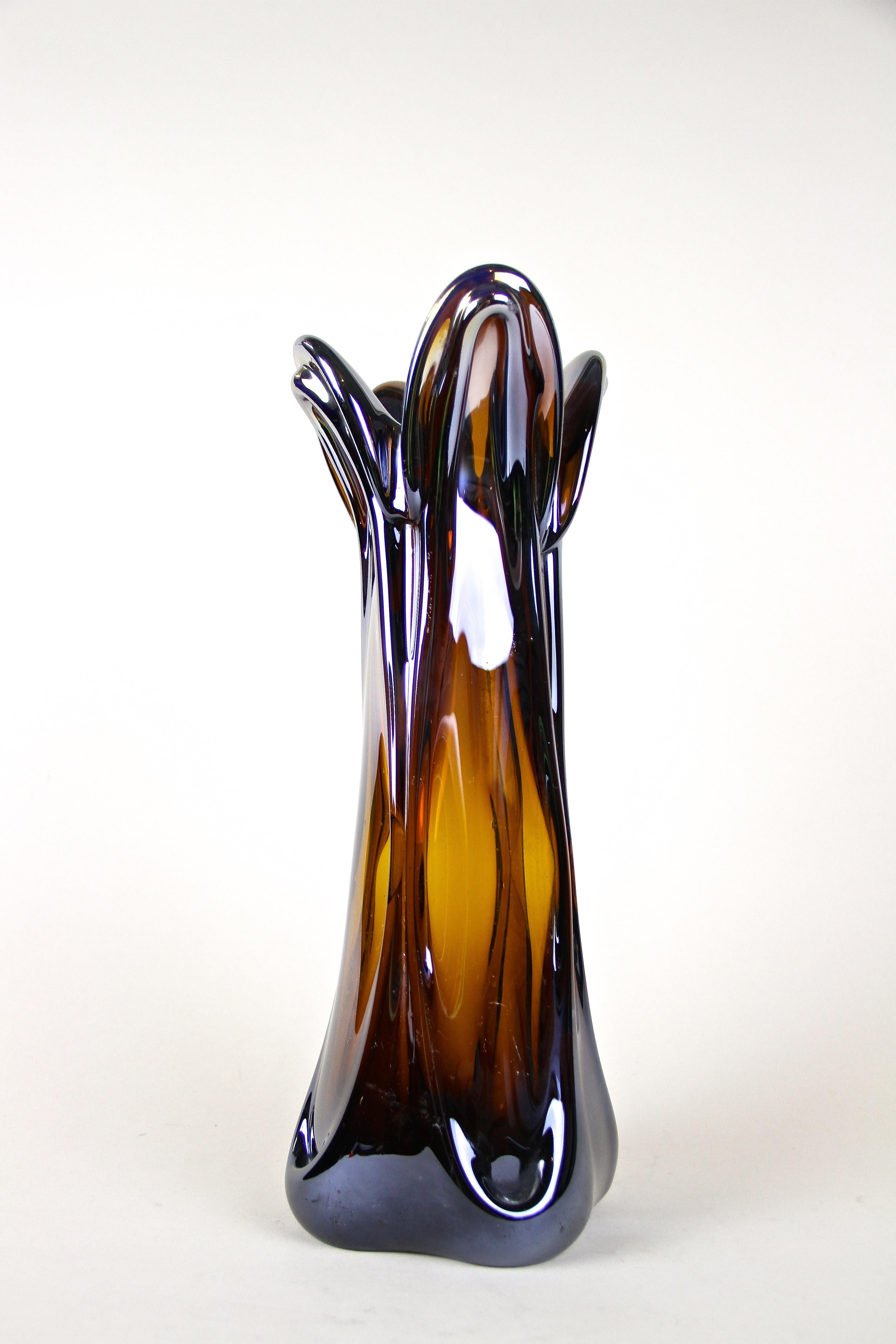 Iridiscent Murano Glass Vase Amber Colored with Chrome Effect, Italy circa 1970 In Good Condition For Sale In Lichtenberg, AT