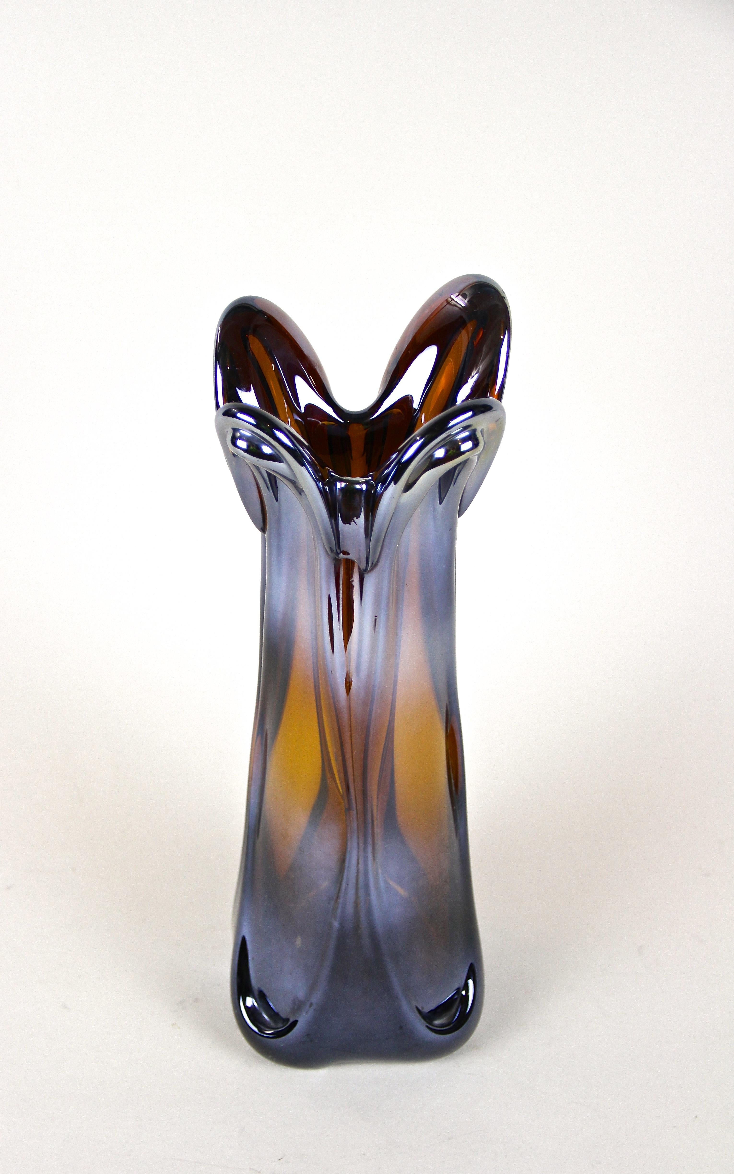 Iridiscent Murano Glass Vase Amber Colored with Chrome Effect, Italy circa 1970 For Sale 1
